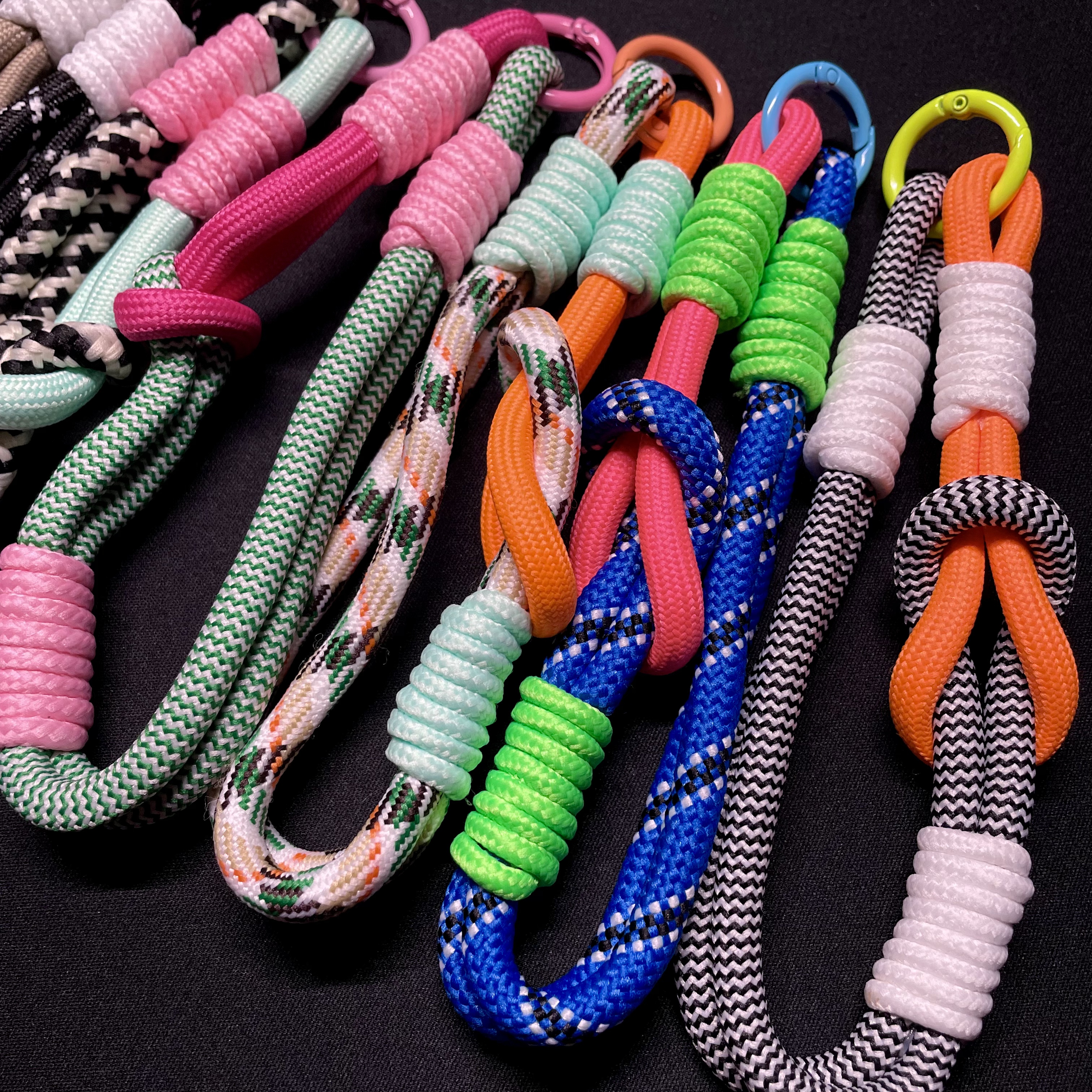 Color-block single-loop lanyard