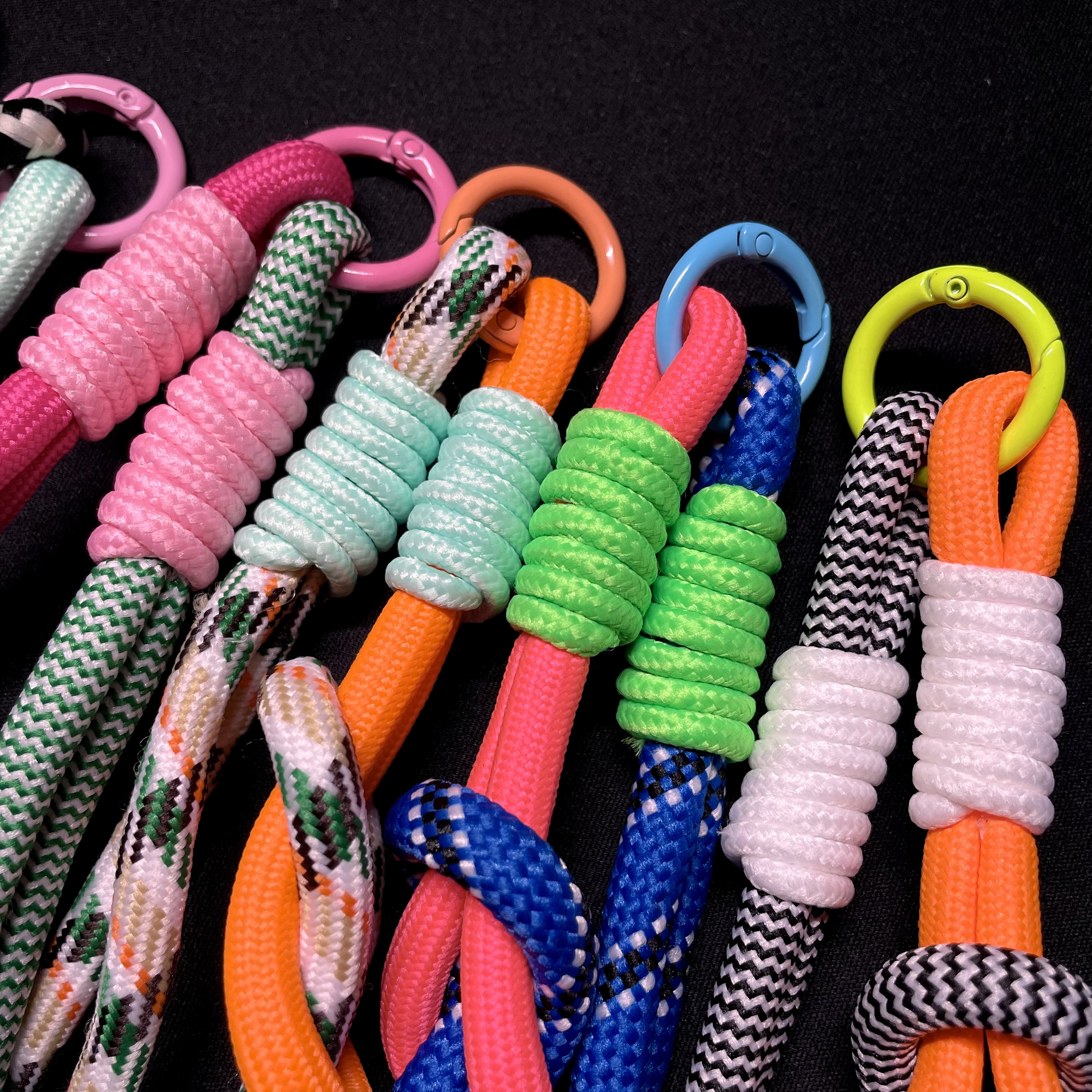 Color-block single-loop lanyard