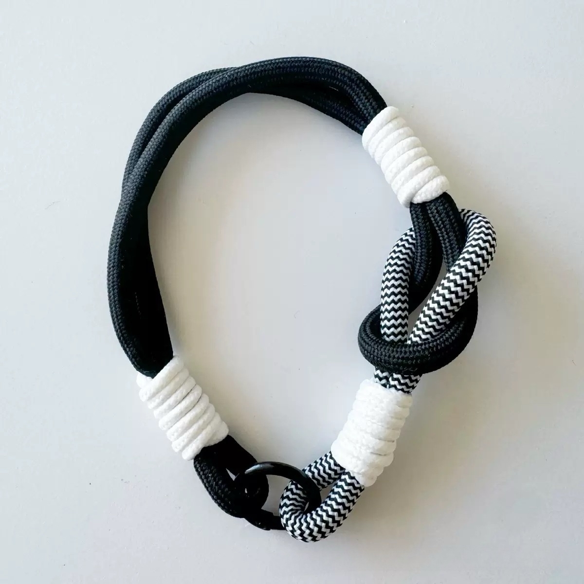Color-block single-loop lanyard