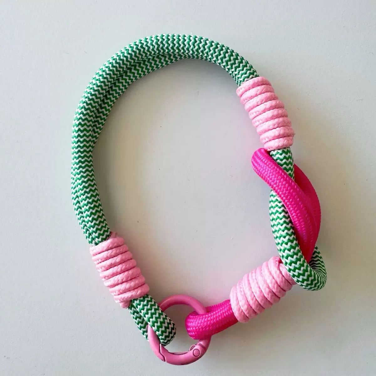 Color-block single-loop lanyard