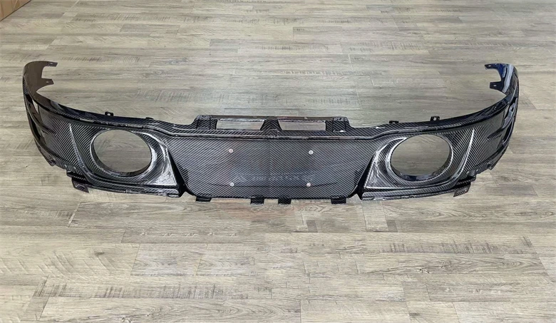 High quality OEM style dry carbon fiber rear diffuser exhaust pipe for Porsche 992 911 2019-2022 Carrera