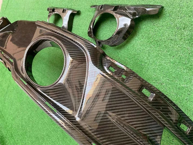 High quality OEM style dry carbon fiber rear diffuser exhaust pipe for Porsche 992 911 2019-2022 Carrera