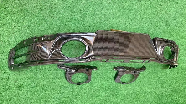 High quality OEM style dry carbon fiber rear diffuser exhaust pipe for Porsche 992 911 2019-2022 Carrera