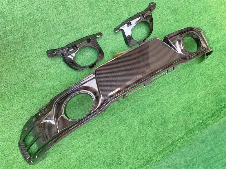 High quality OEM style dry carbon fiber rear diffuser exhaust pipe for Porsche 992 911 2019-2022 Carrera