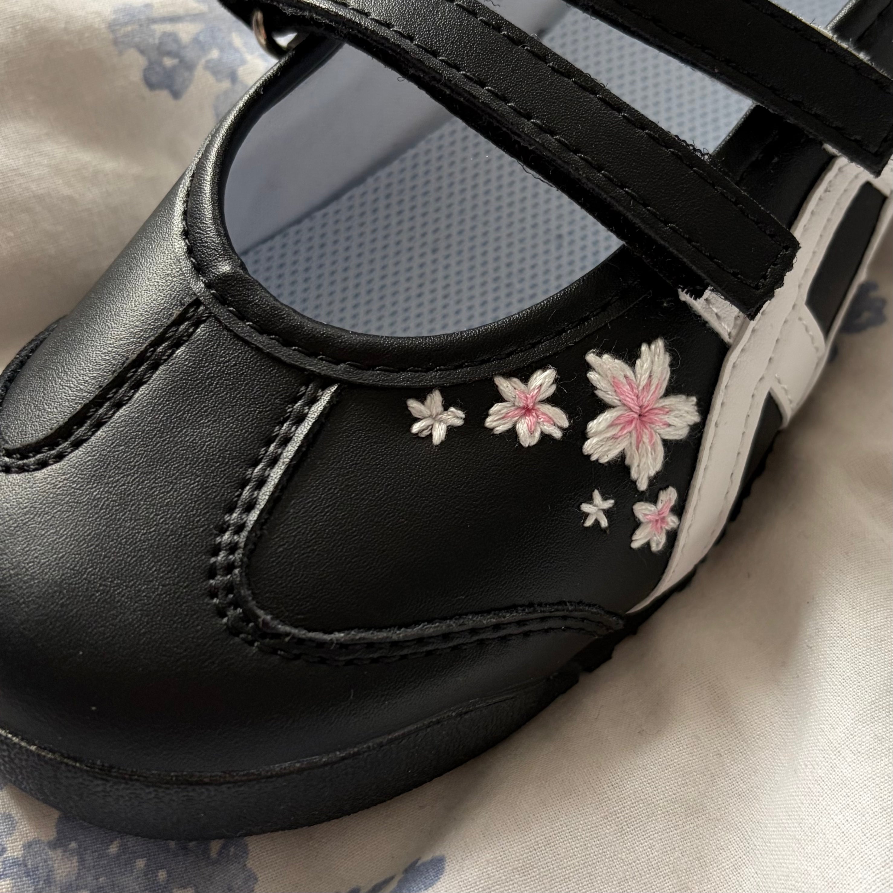  (Black) Embroidered Ballet Flats