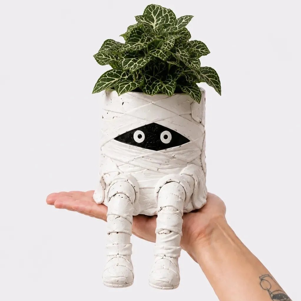 📍⏳  60% OFF – 🎃 Halloween Hanging Leg Planter | Hand-Painted Resin Character Pot for Succulents, Shelves, Desks, Porches & Spooky Seasonal Displays 🪴