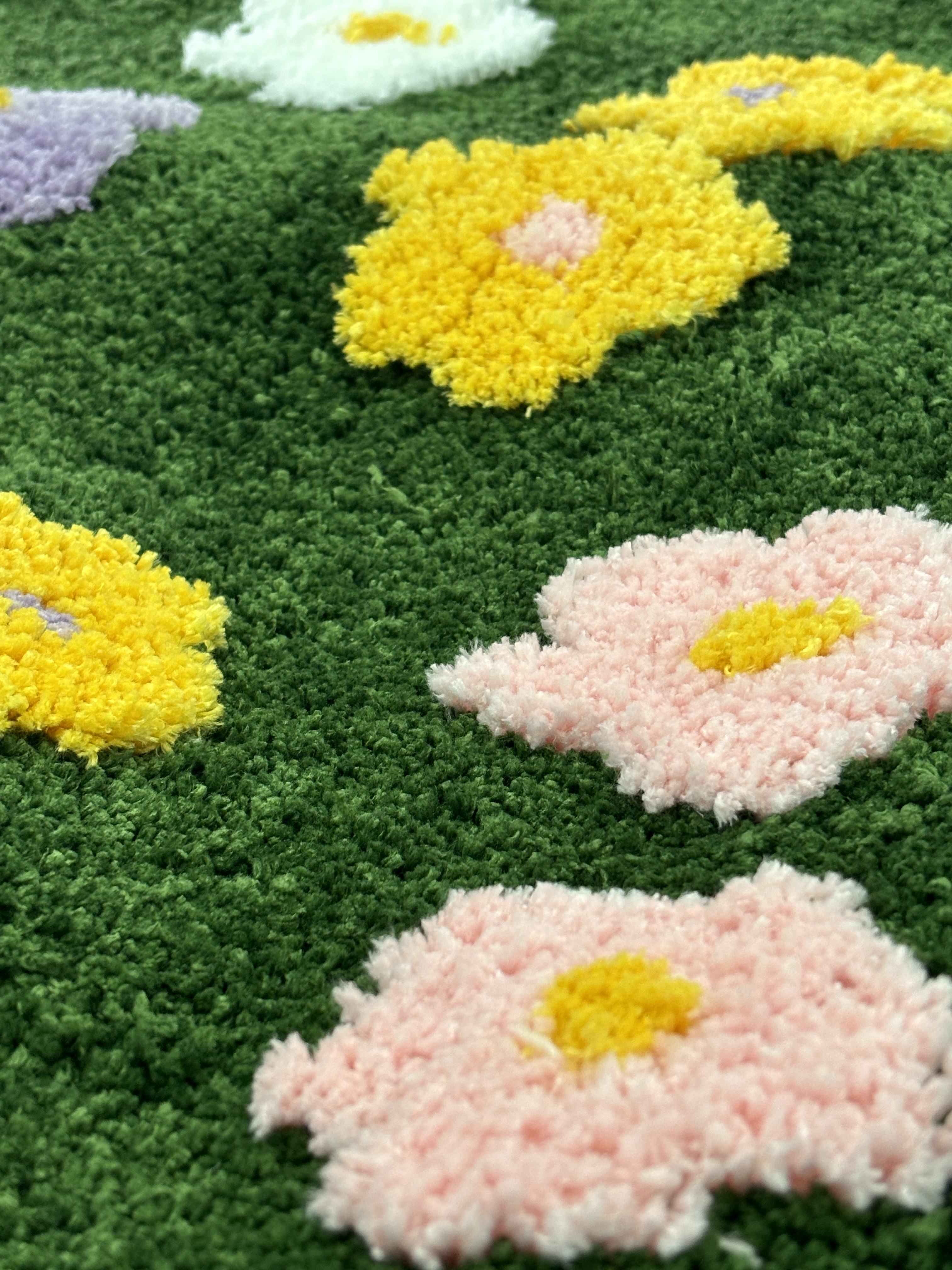 Space-saving jacquard rug, thick and foldable, stylish geometric pattern for small apartments.