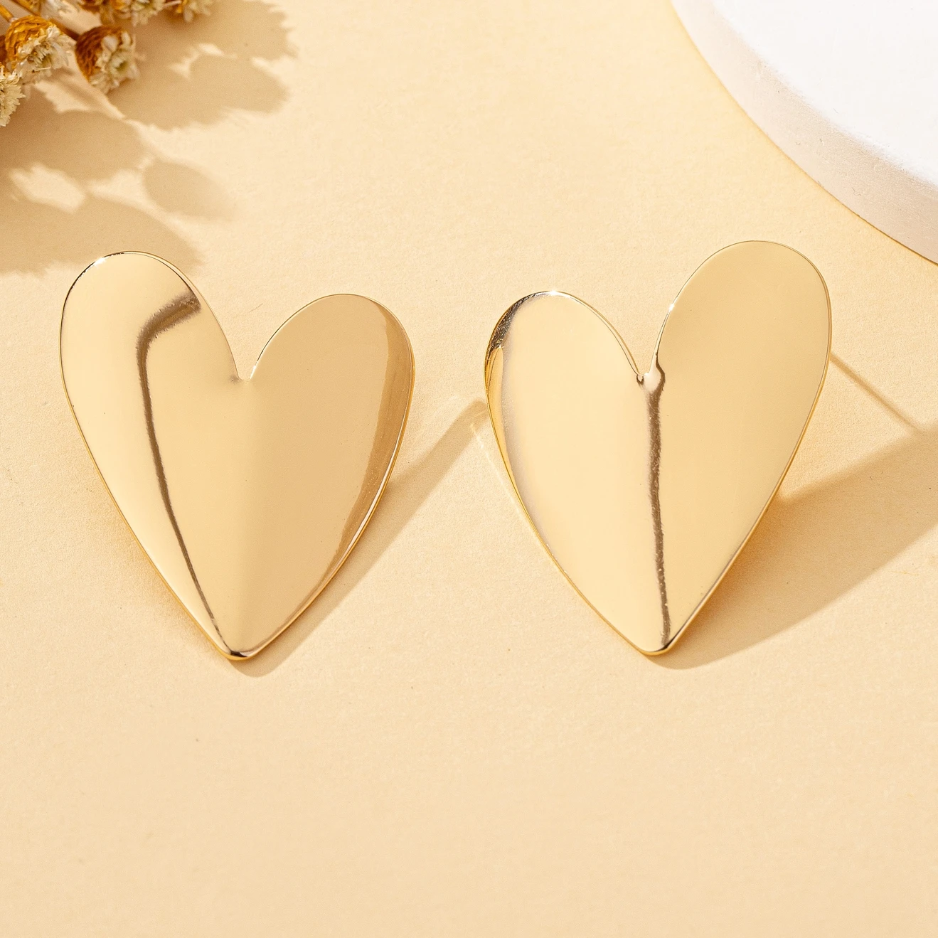 A Pair of Women's Earrings, Smooth Irregular Heart-Shaped Earrings, Suitable for Everyday Wear and Vacation Wear