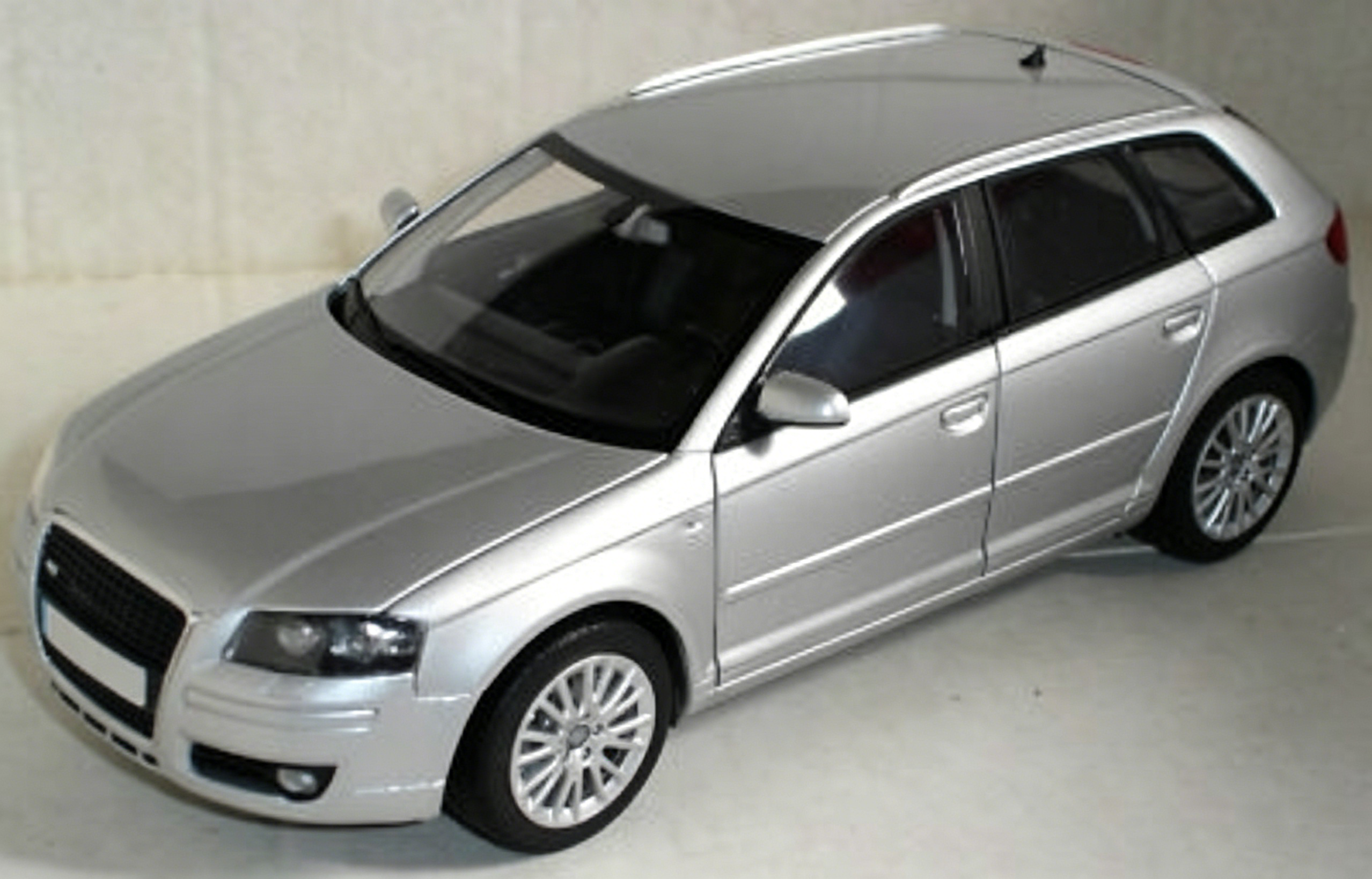 1:18 Scale Dealer Edition Diecast Model Car 🚗💎