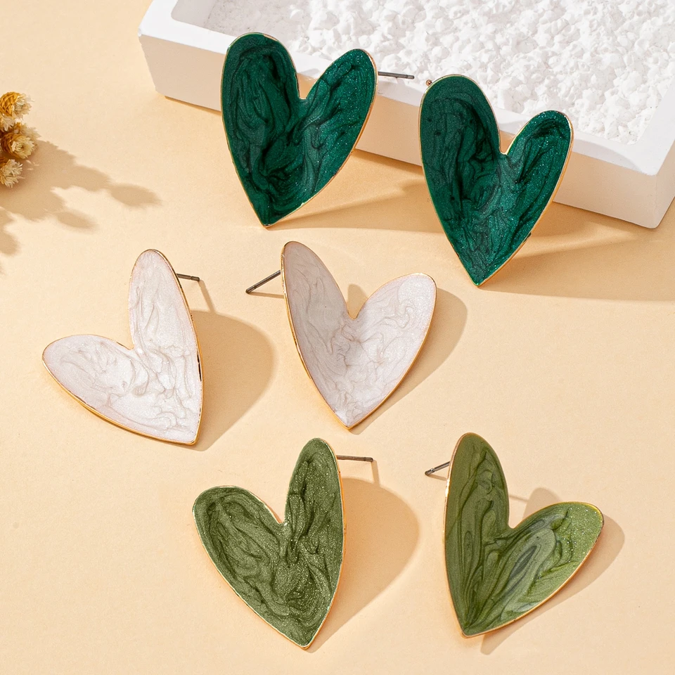 A Pair of Women's Earrings, Smooth Irregular Heart-Shaped Earrings, Suitable for Everyday Wear and Vacation Wear