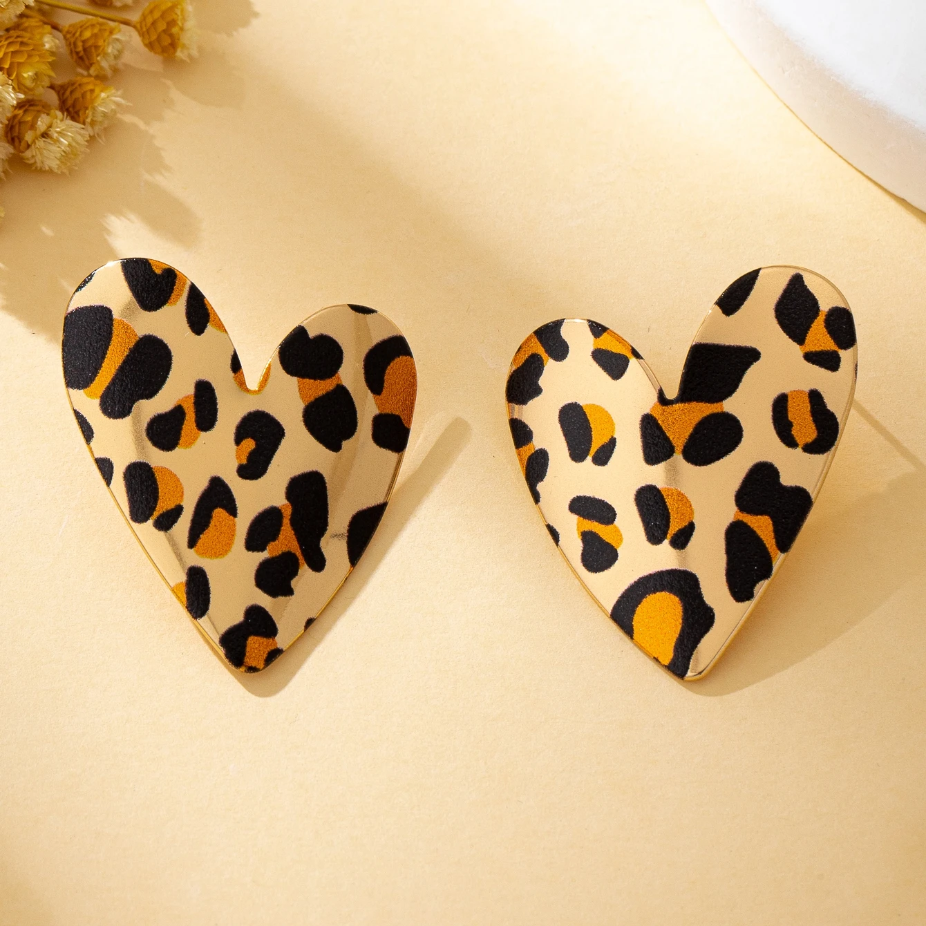 A Pair of Women's Earrings, Smooth Irregular Heart-Shaped Earrings, Suitable for Everyday Wear and Vacation Wear