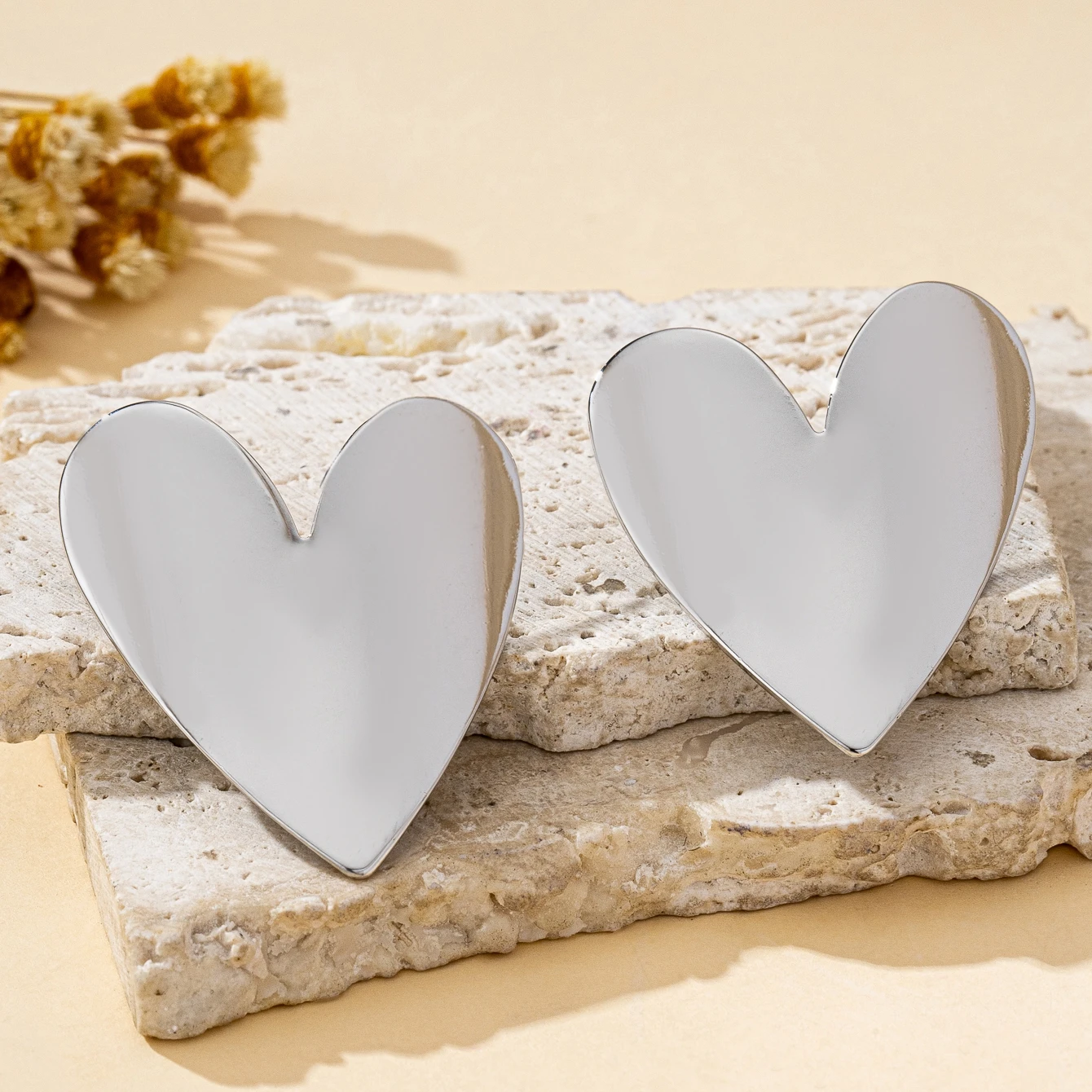 A Pair of Women's Earrings, Smooth Irregular Heart-Shaped Earrings, Suitable for Everyday Wear and Vacation Wear