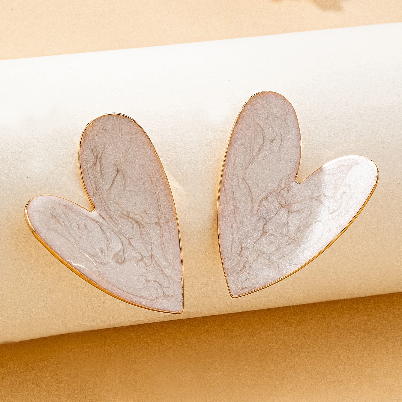 A Pair of Women's Earrings, Smooth Irregular Heart-Shaped Earrings, Suitable for Everyday Wear and Vacation Wear