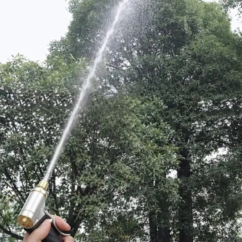 PowerJet entfernt Schmutz bis zu 15× schneller als ein normaler Gartenschlauch