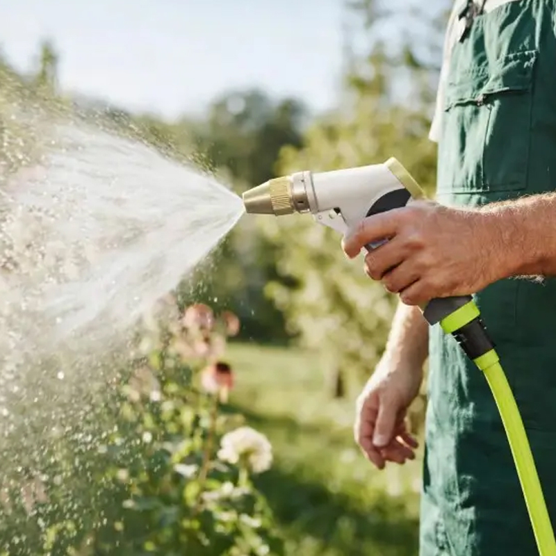 PowerJet entfernt Schmutz bis zu 15× schneller als ein normaler Gartenschlauch