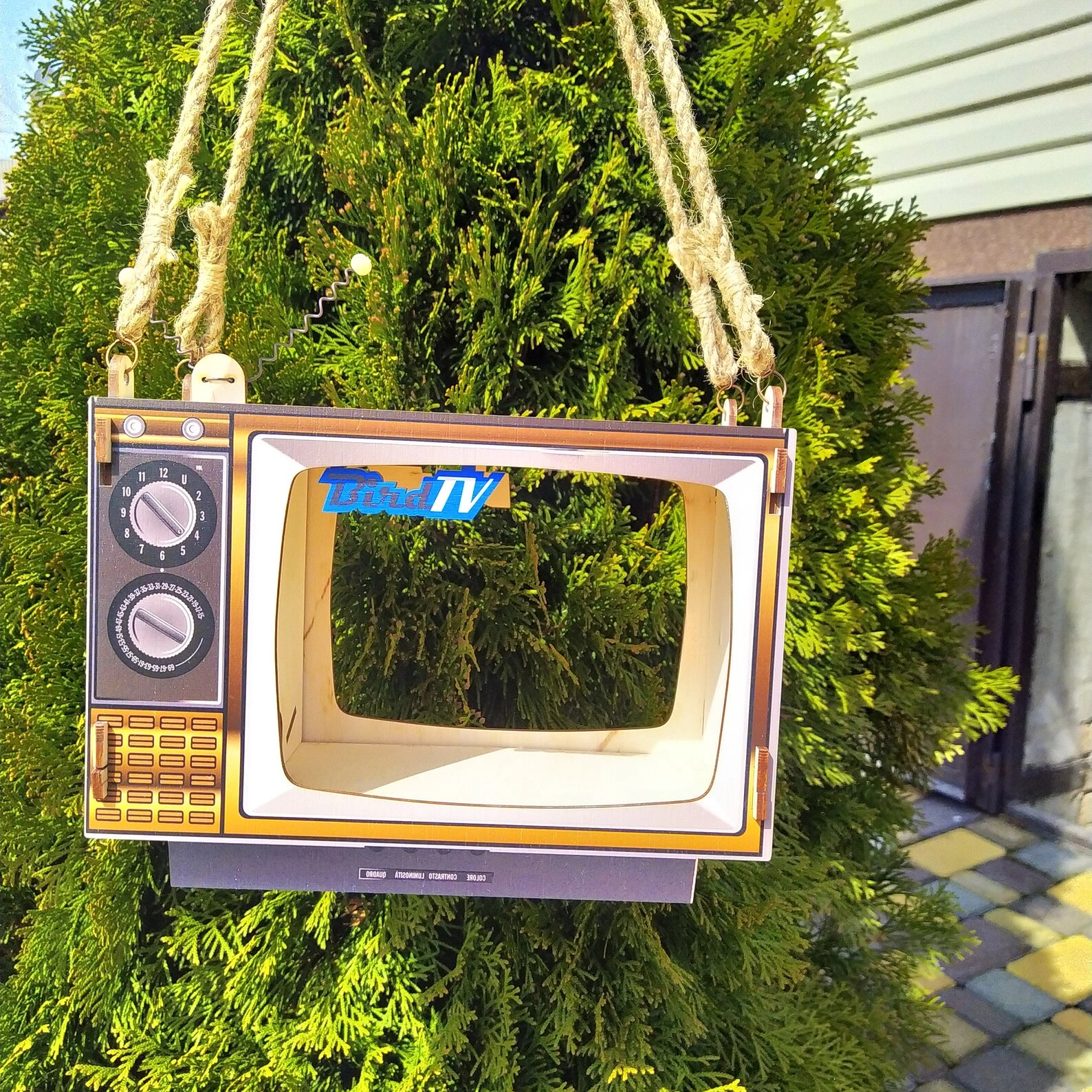 Vintage TV-Shaped Wooden Bird Feeder