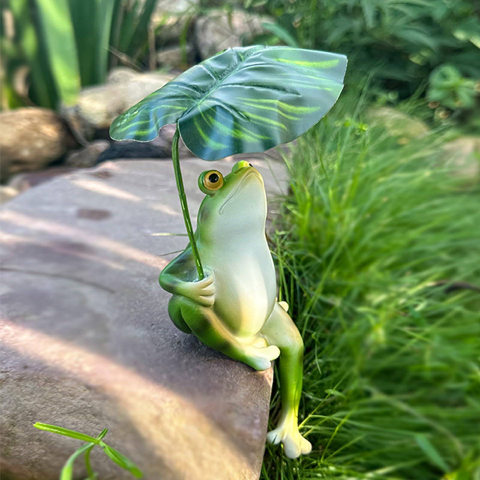 Resin Frog Statue Garden Decor, Lifelike Green Frog Figurine Ornament for Yard Lawn Patio Outdoor Decoration