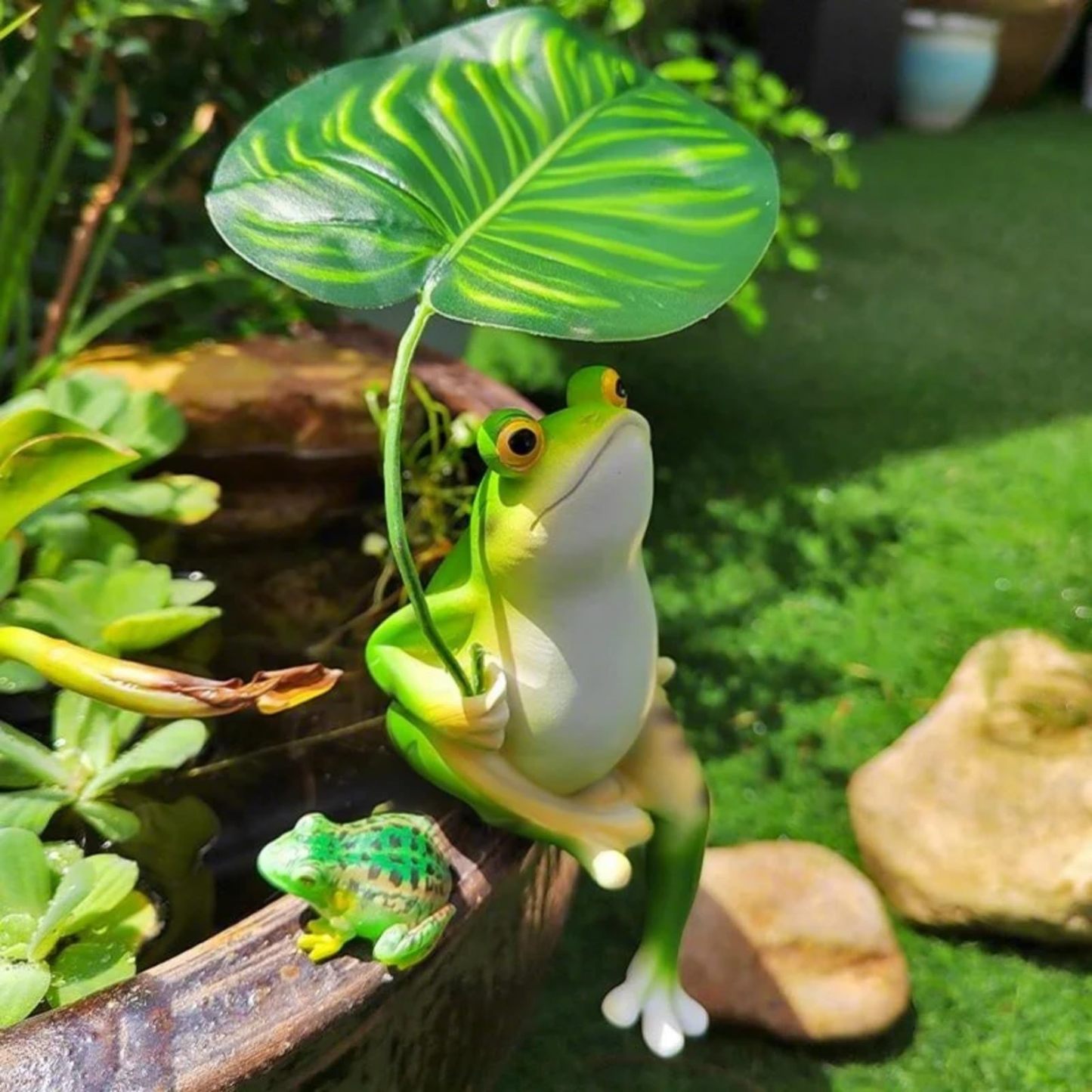 Resin Frog Statue Garden Decor, Lifelike Green Frog Figurine Ornament for Yard Lawn Patio Outdoor Decoration