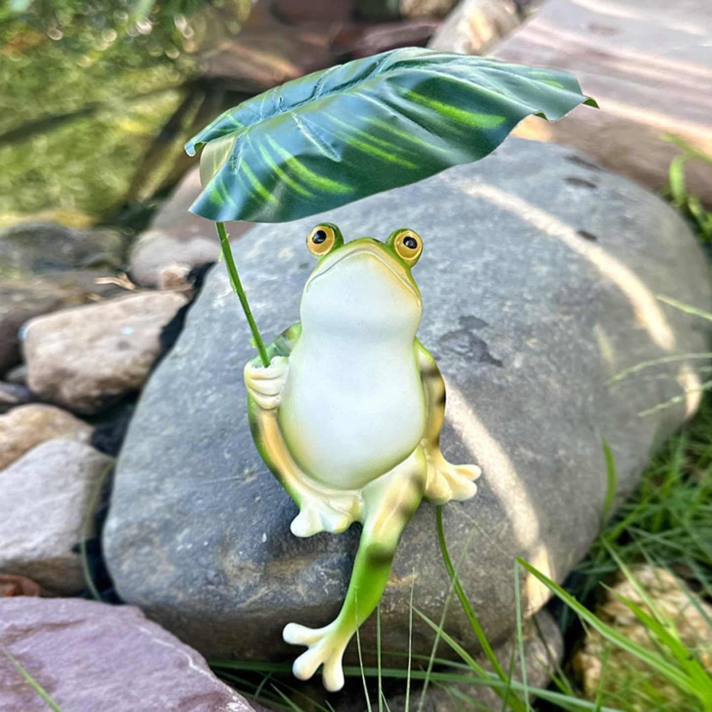 Resin Frog Statue Garden Decor, Lifelike Green Frog Figurine Ornament for Yard Lawn Patio Outdoor Decoration