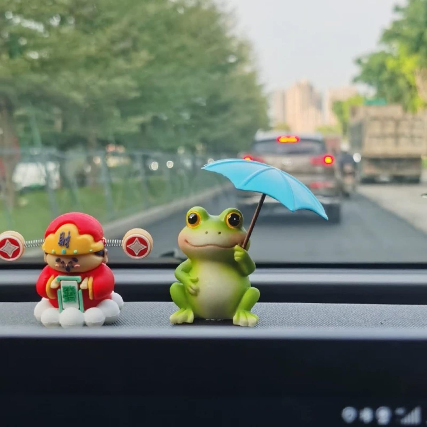 Set of 2 Umbrella Frog Figurines, Mini Fairy Garden Statues, Indoor & Outdoor Decor for Home Yard Lawn Patio