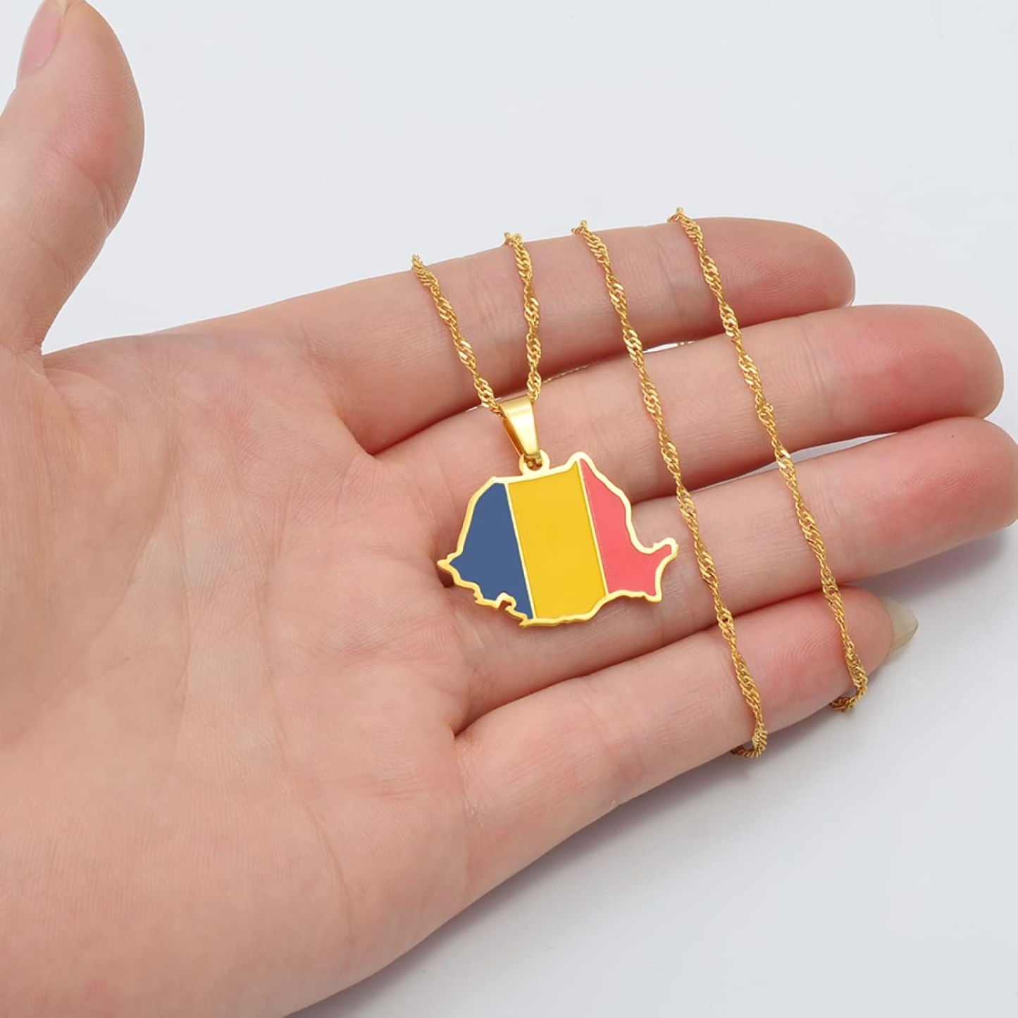 🌟 Combinația dintre suflet și modă! Colier cu pandantiv Harta României – Un design de steag pentru mândria națională 🌟