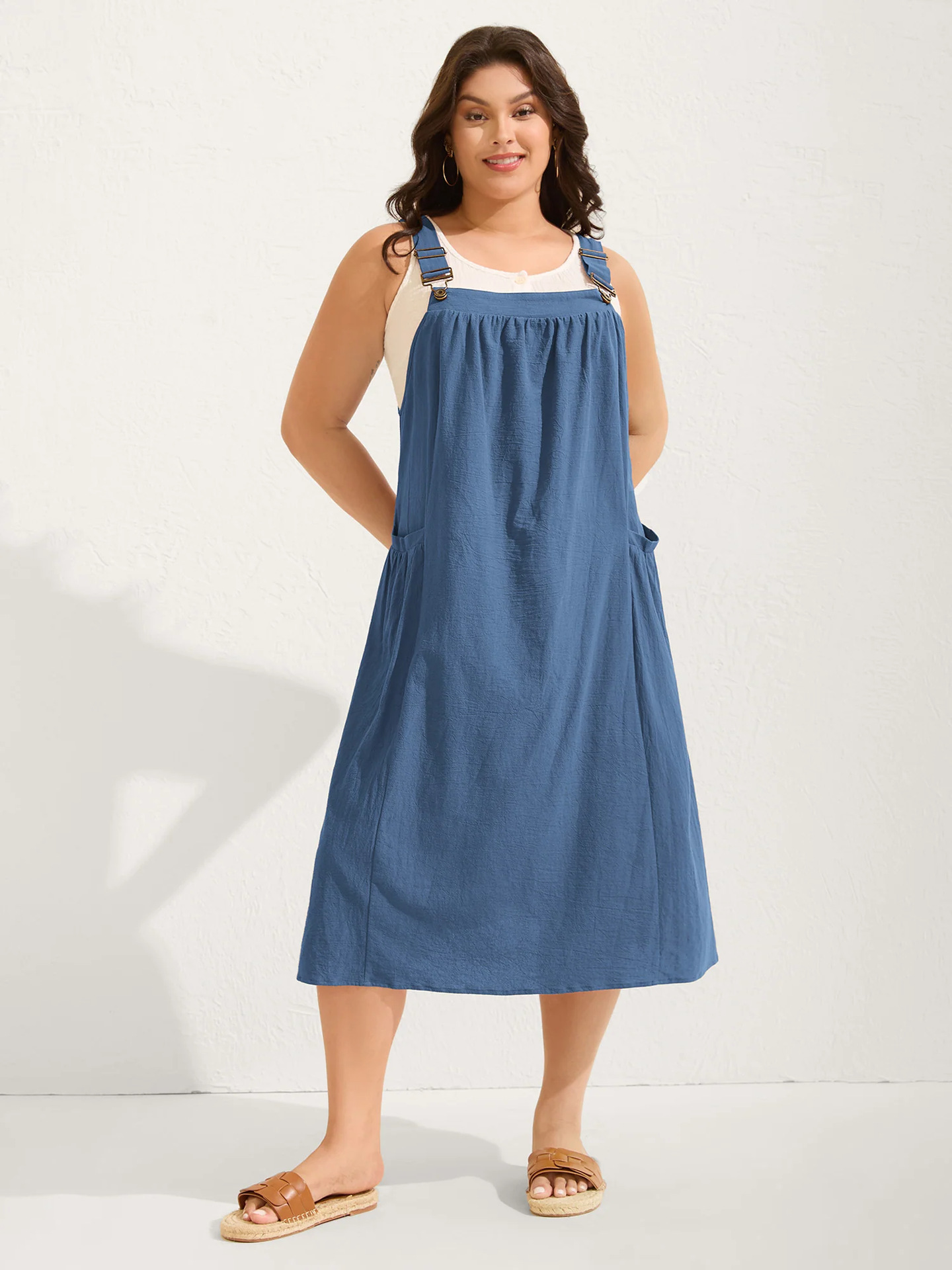 A loose-fitting overall dress that makes you look slimmer.