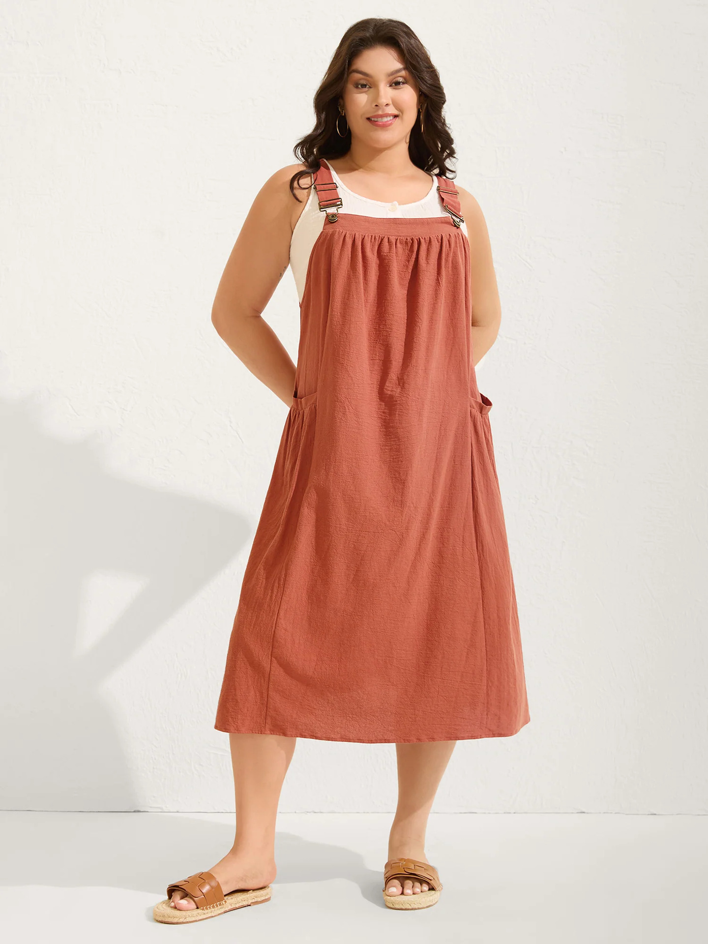 A loose-fitting overall dress that makes you look slimmer.