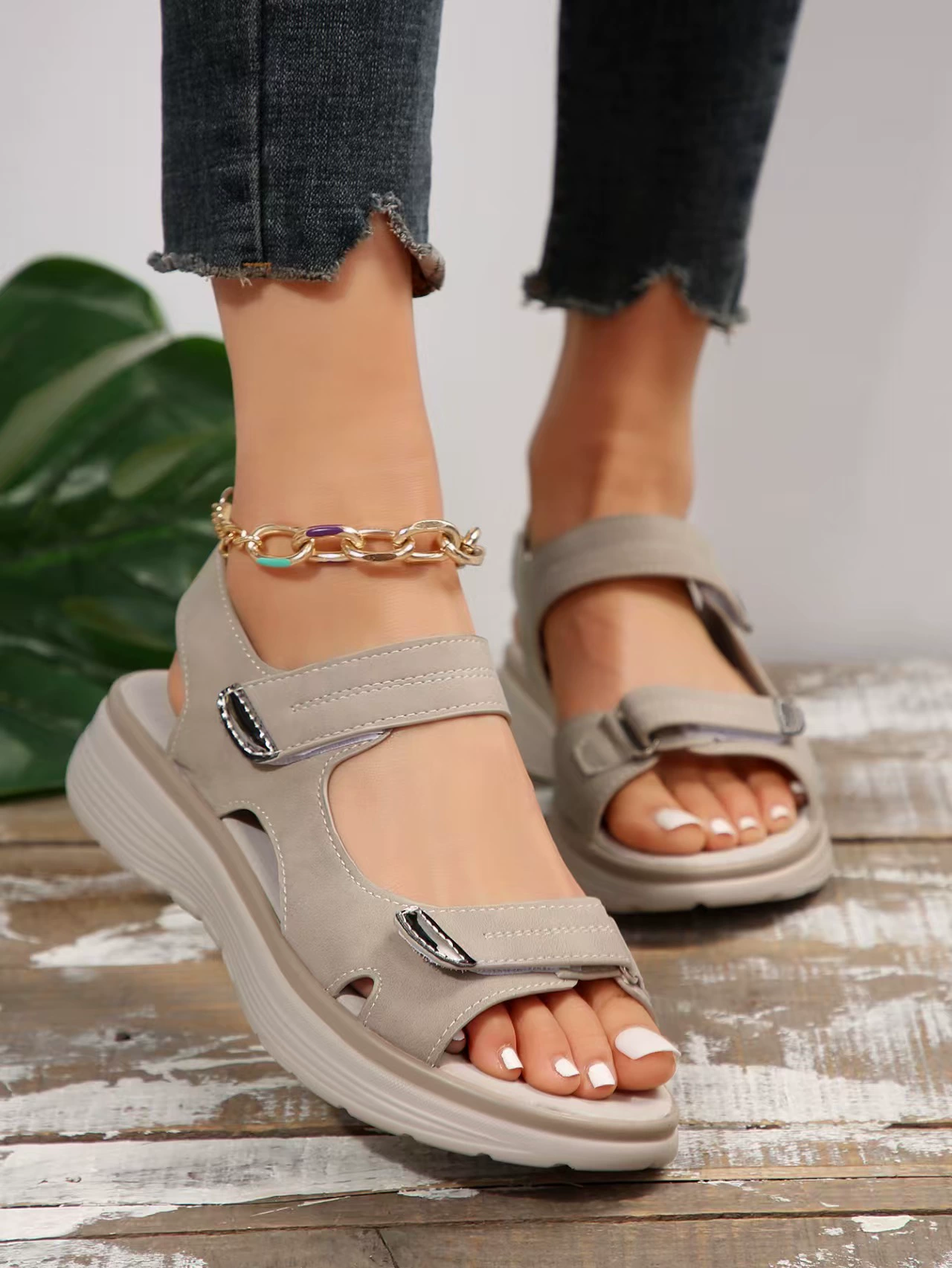 Women's summer sandals, conforming to the feet and relieving pain.