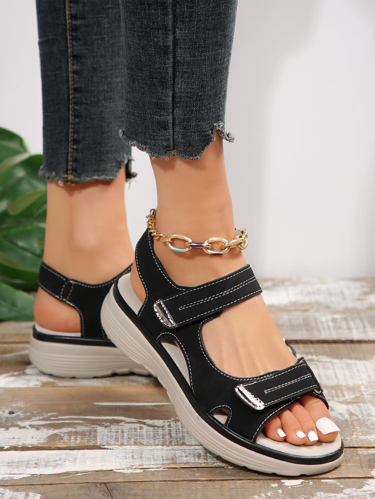 Women's summer sandals, conforming to the feet and relieving pain.