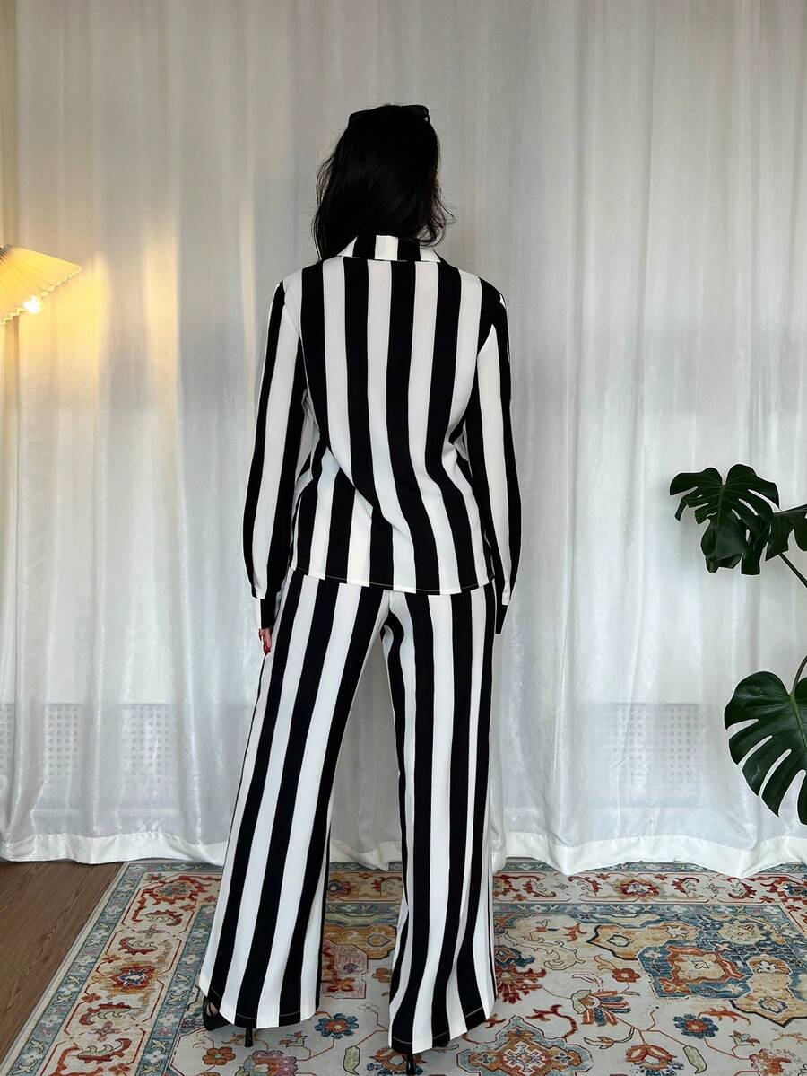 This stylish striped outfit is suitable for both casual wear and work.