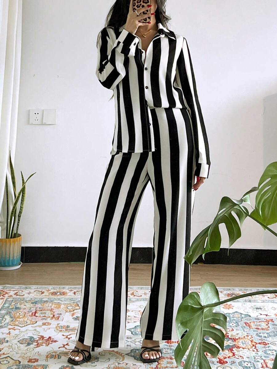 This stylish striped outfit is suitable for both casual wear and work.
