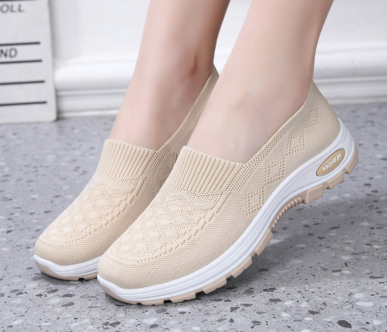  New Women's comfortable breathable knitted sneakers