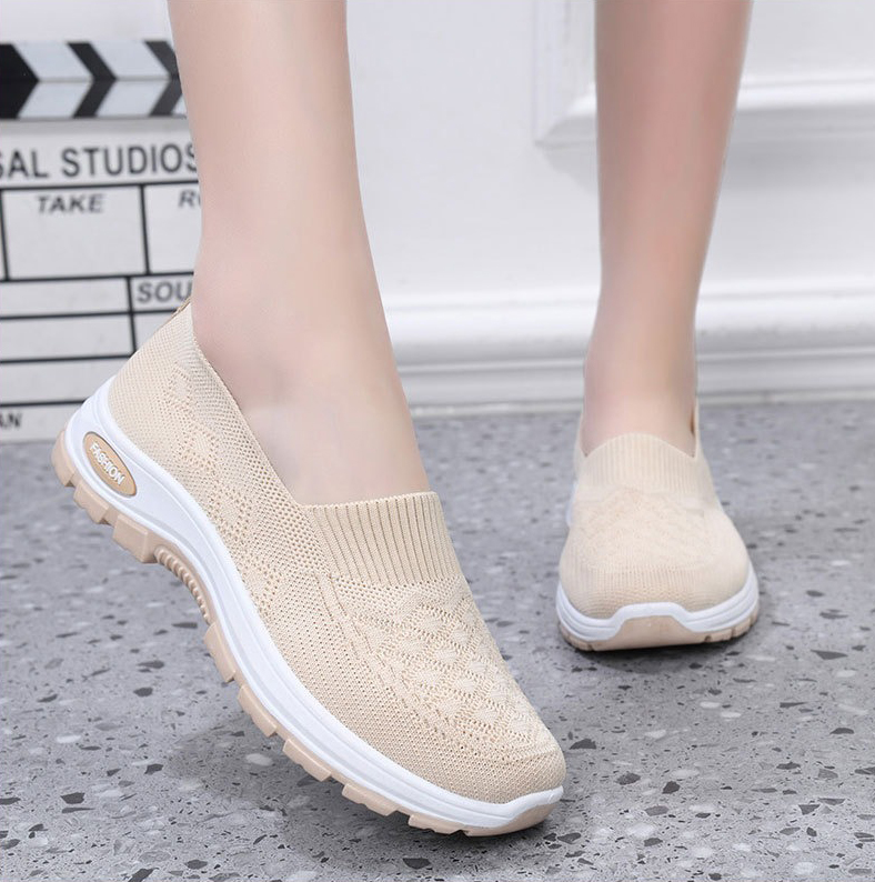 New Women's comfortable breathable knitted sneakers