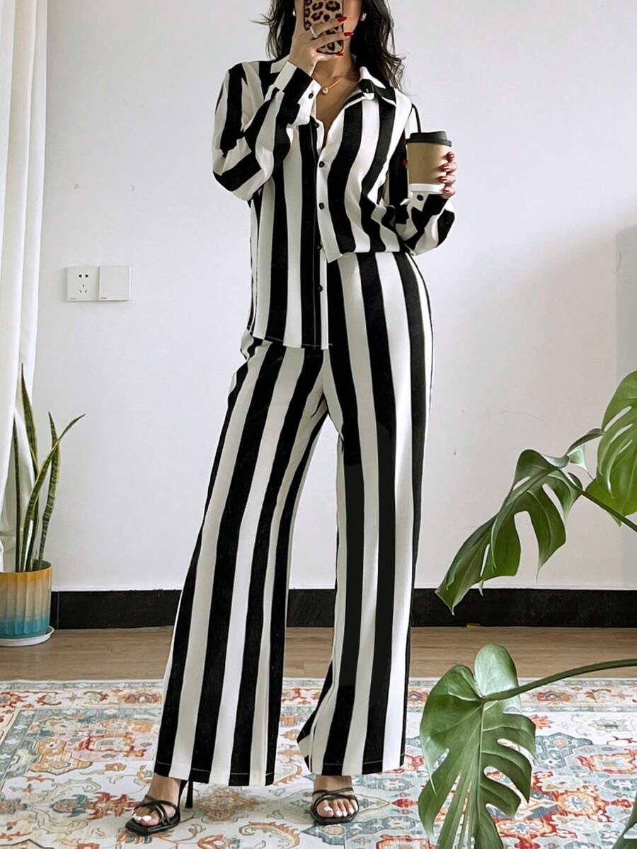 This stylish striped outfit is suitable for both casual wear and work.