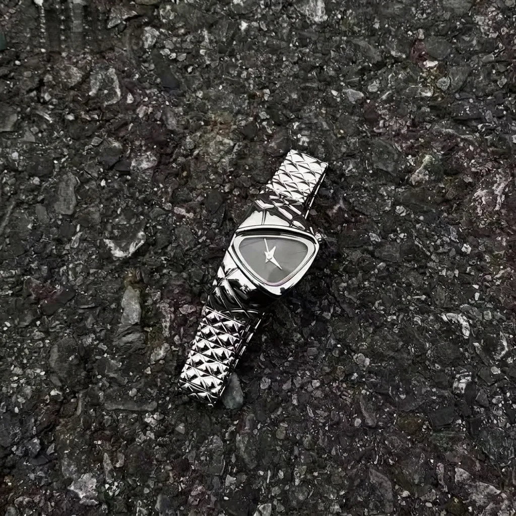 Pointer Display Type Butterfly Double Snap Buckle Style Triangle, Diamond Dial Shape Quartz Movement Women Gender Women's Quartz Watch With Alloy Strap And Butterfly Double Snap Buckle, Featuring Tempered Glass Mirror And Pointer Display