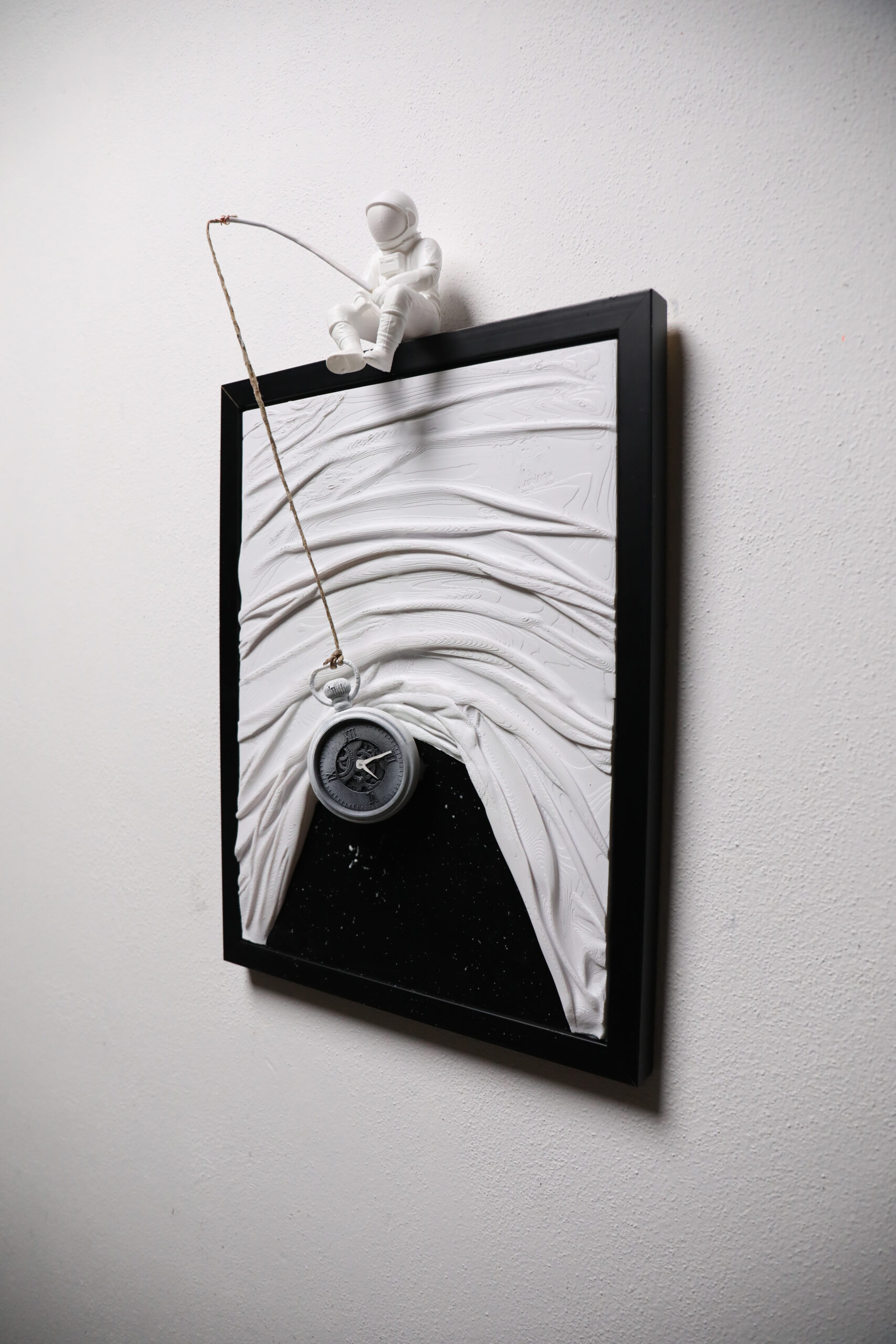 🚀 Astro Glow – Handcrafted Luminous Astronaut Figurine ✨