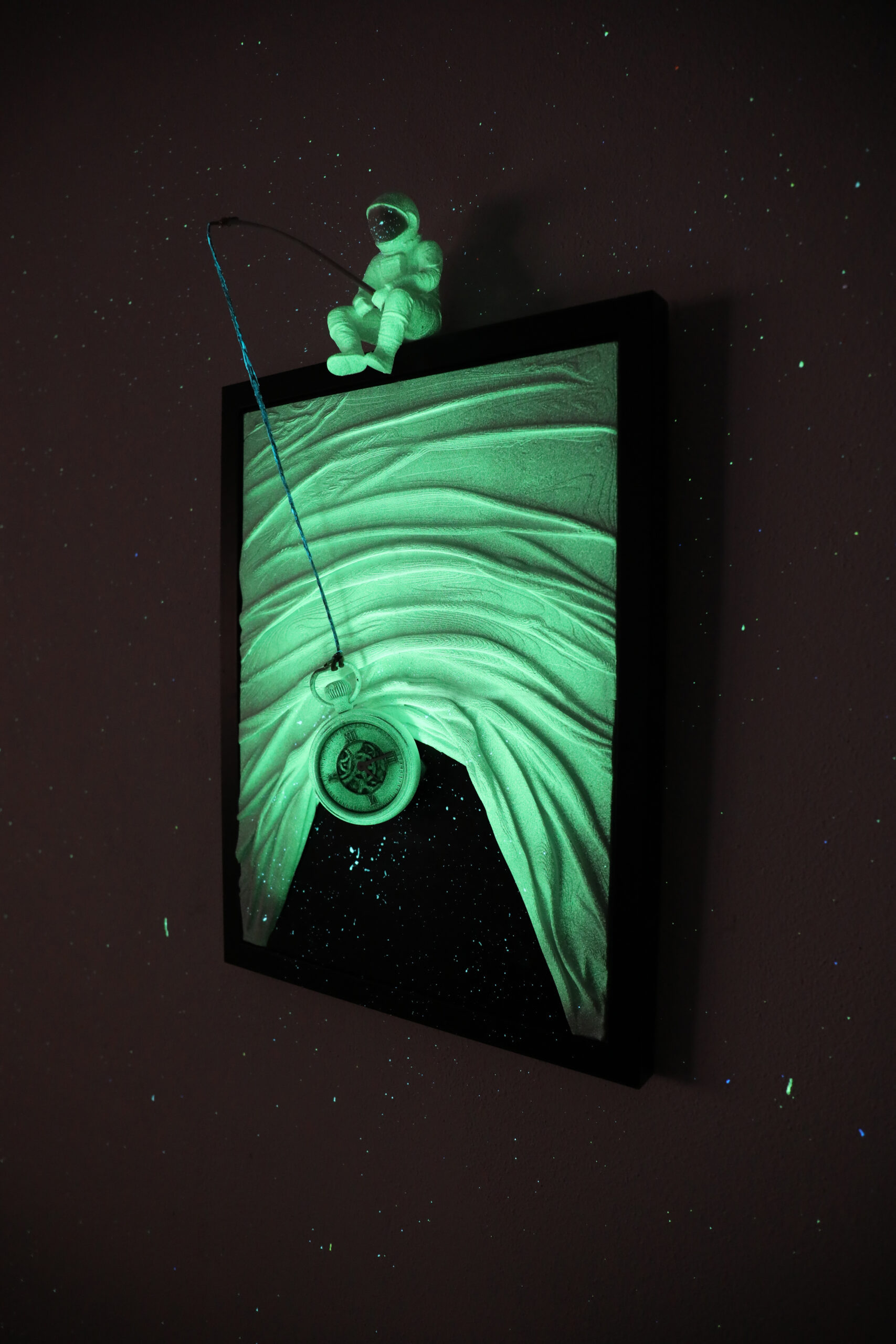 🚀 Astro Glow – Handcrafted Luminous Astronaut Figurine ✨