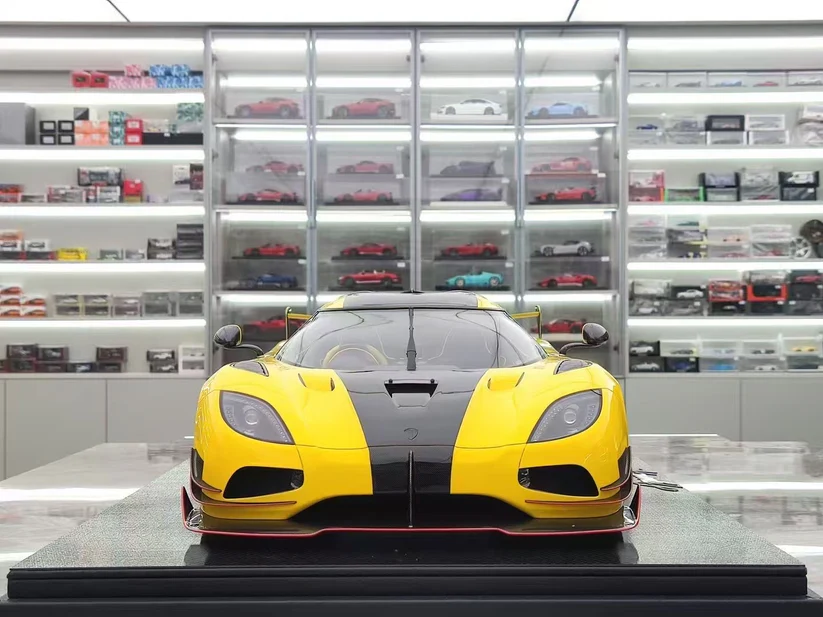 🏎️ 1:8 Scale Koenigsegg Collector Model