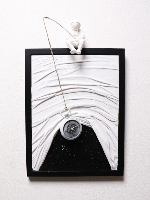 🚀 Astro Glow – Handcrafted Luminous Astronaut Figurine ✨