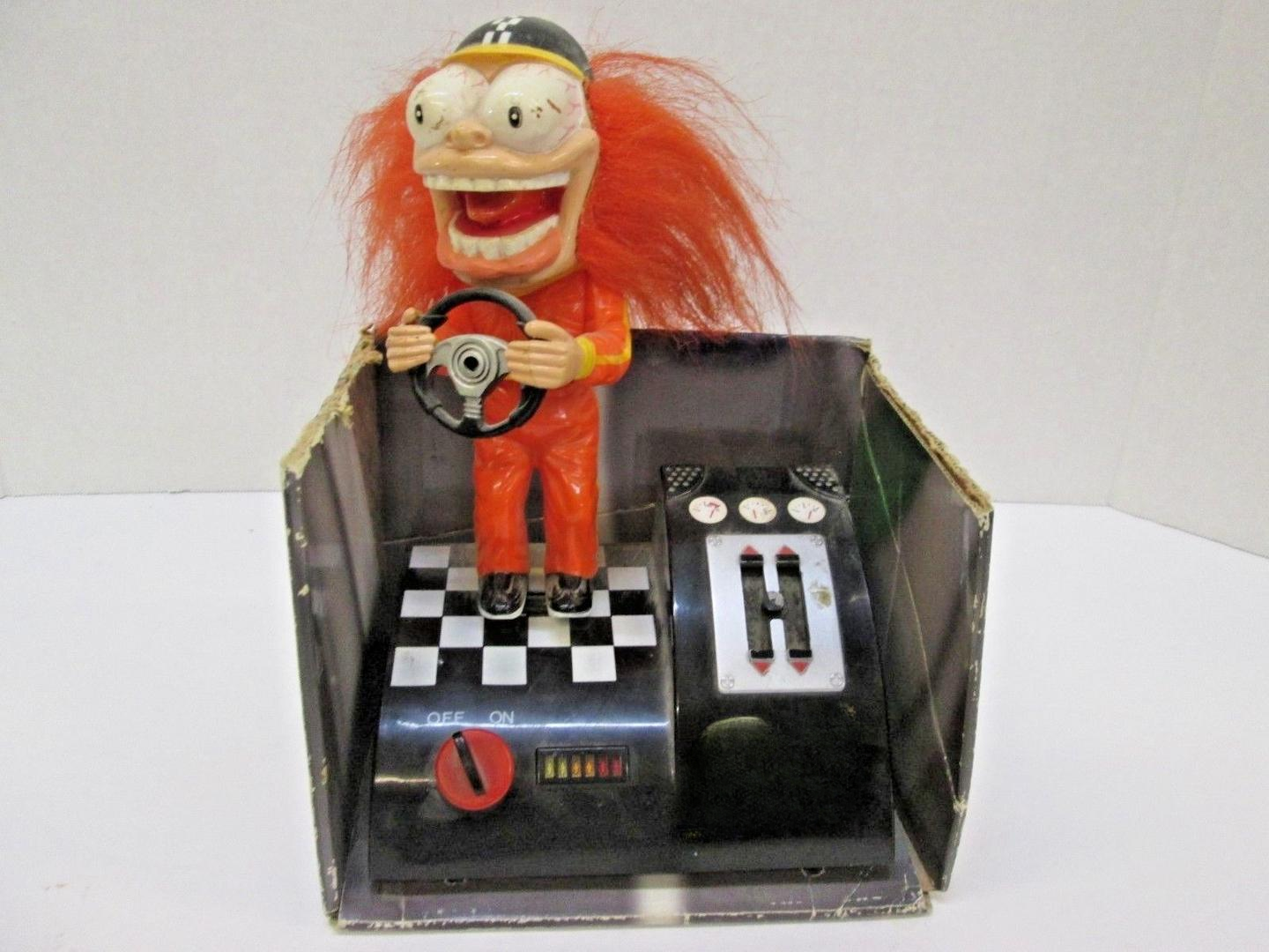 😵‍💫 Retro Animated Pilot Figure – 4-Speed Shifter, Head-Shaking Engine Roars 🚗💨