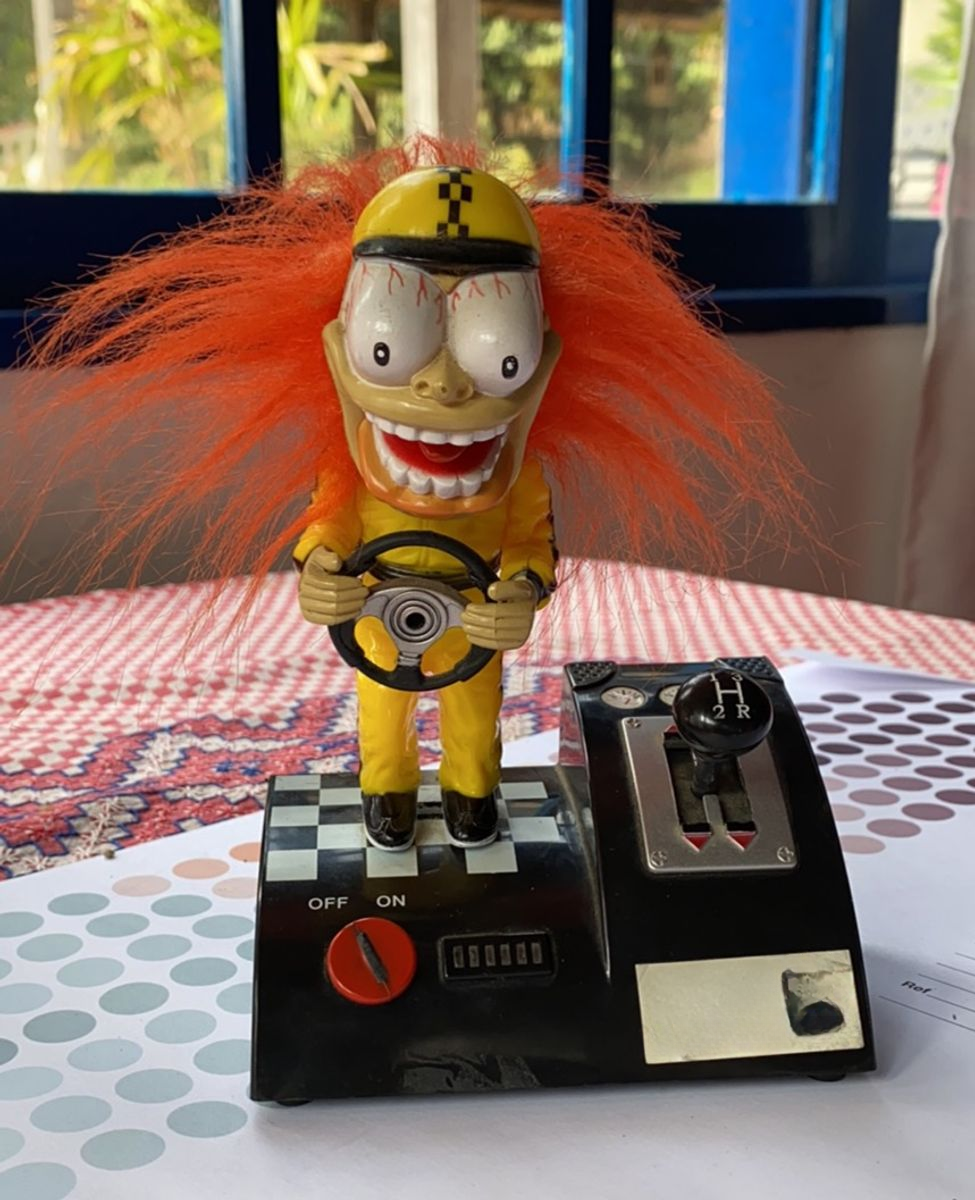 😵‍💫 Retro Animated Pilot Figure – 4-Speed Shifter, Head-Shaking Engine Roars 🚗💨