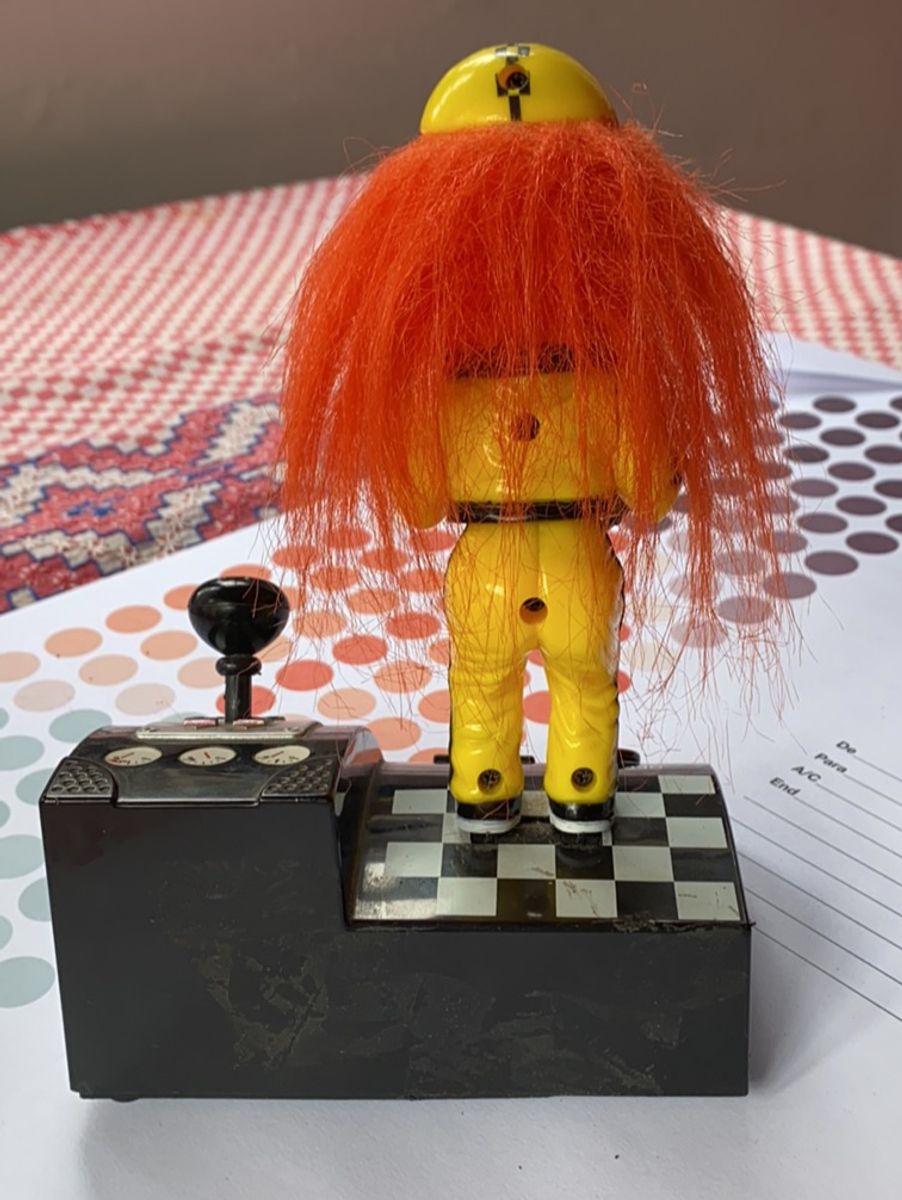 😵‍💫 Retro Animated Pilot Figure – 4-Speed Shifter, Head-Shaking Engine Roars 🚗💨