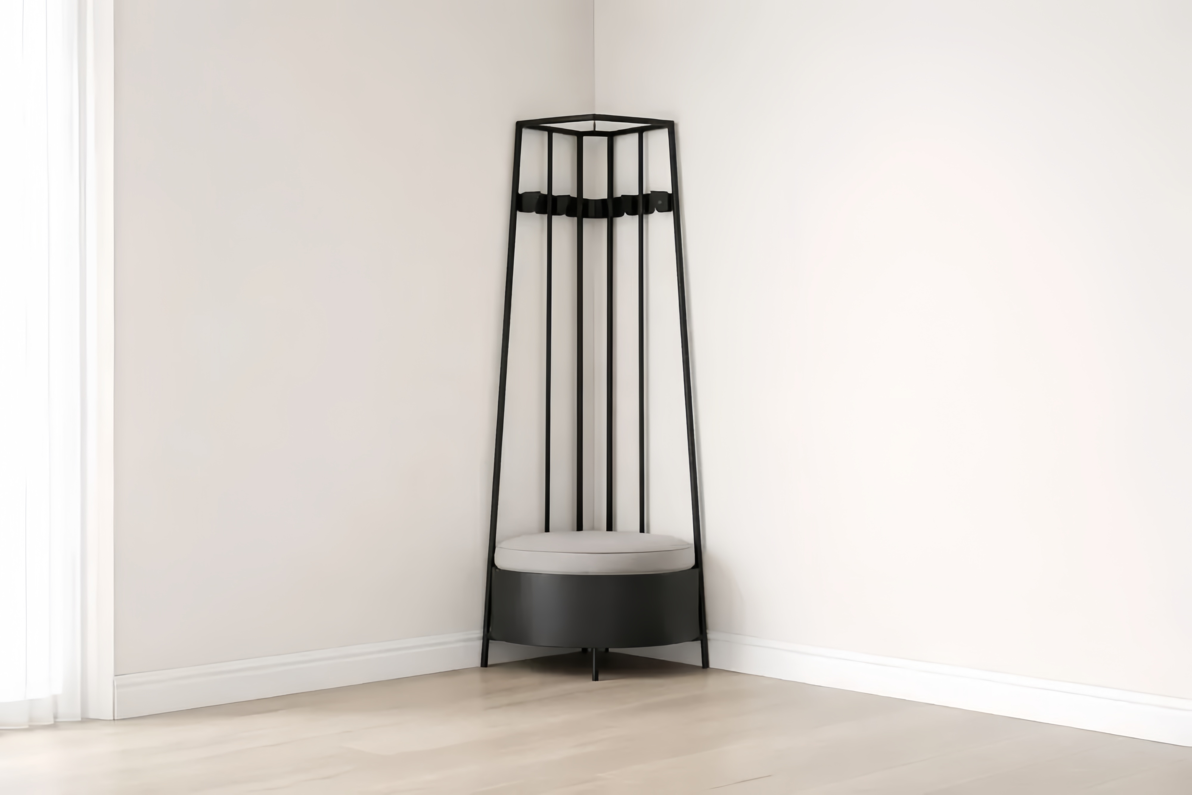 Tabouret d'angle en métal noir avec coussin en tissu gris