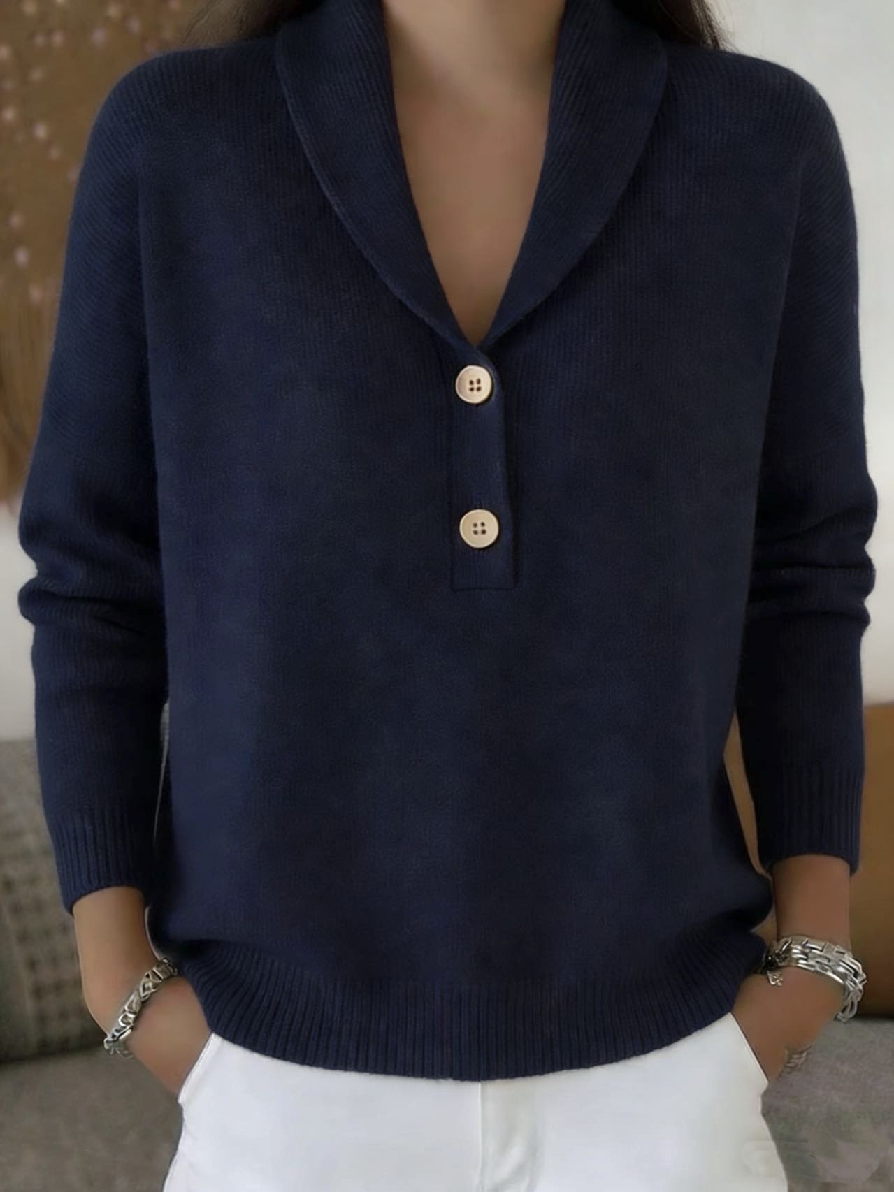 Klassische Strickjacke für Damen mit Reverskragen und V-Ausschnitt – Figurfreundlich & Elegant