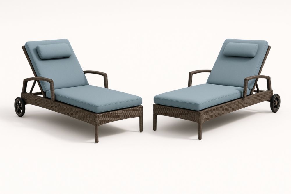 Ensemble de chaises longues en résine tressée avec coussins bleus