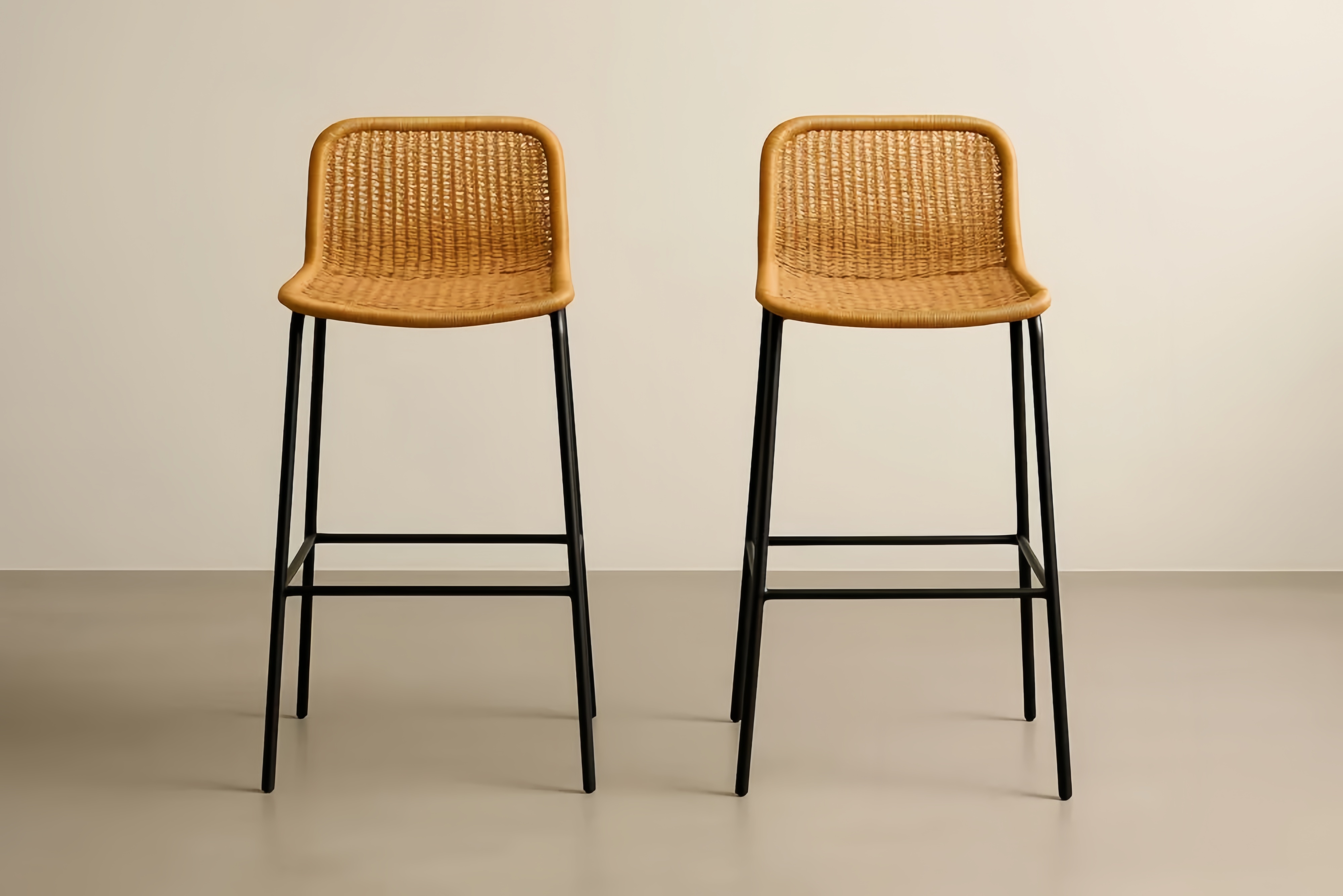 Tabourets Hauts en Rotin Synthétique et Aluminium Noir, Lot de 2