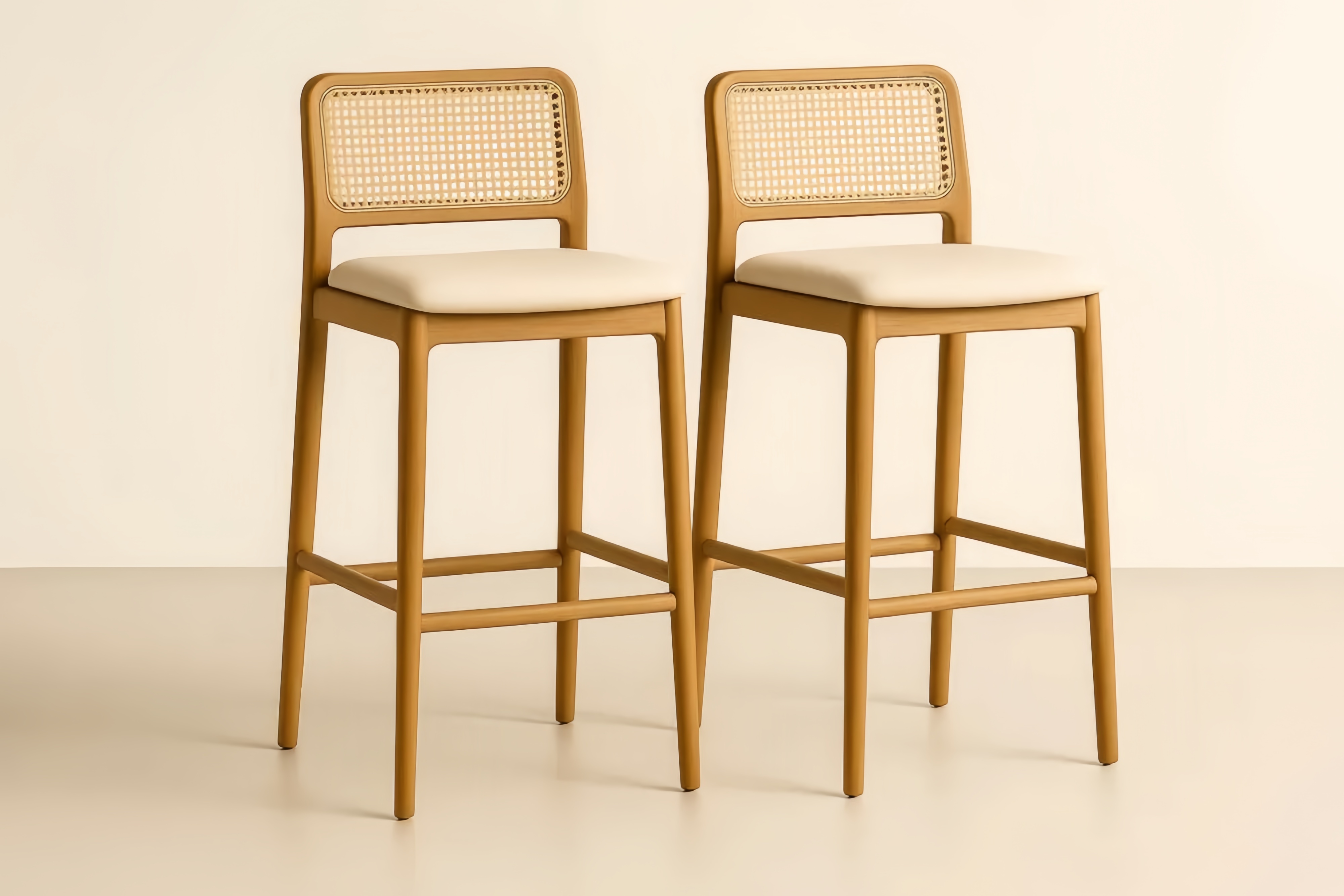 Ensemble de 2 tabourets de bar en bois de chêne et cannage avec assise rembourrée crème