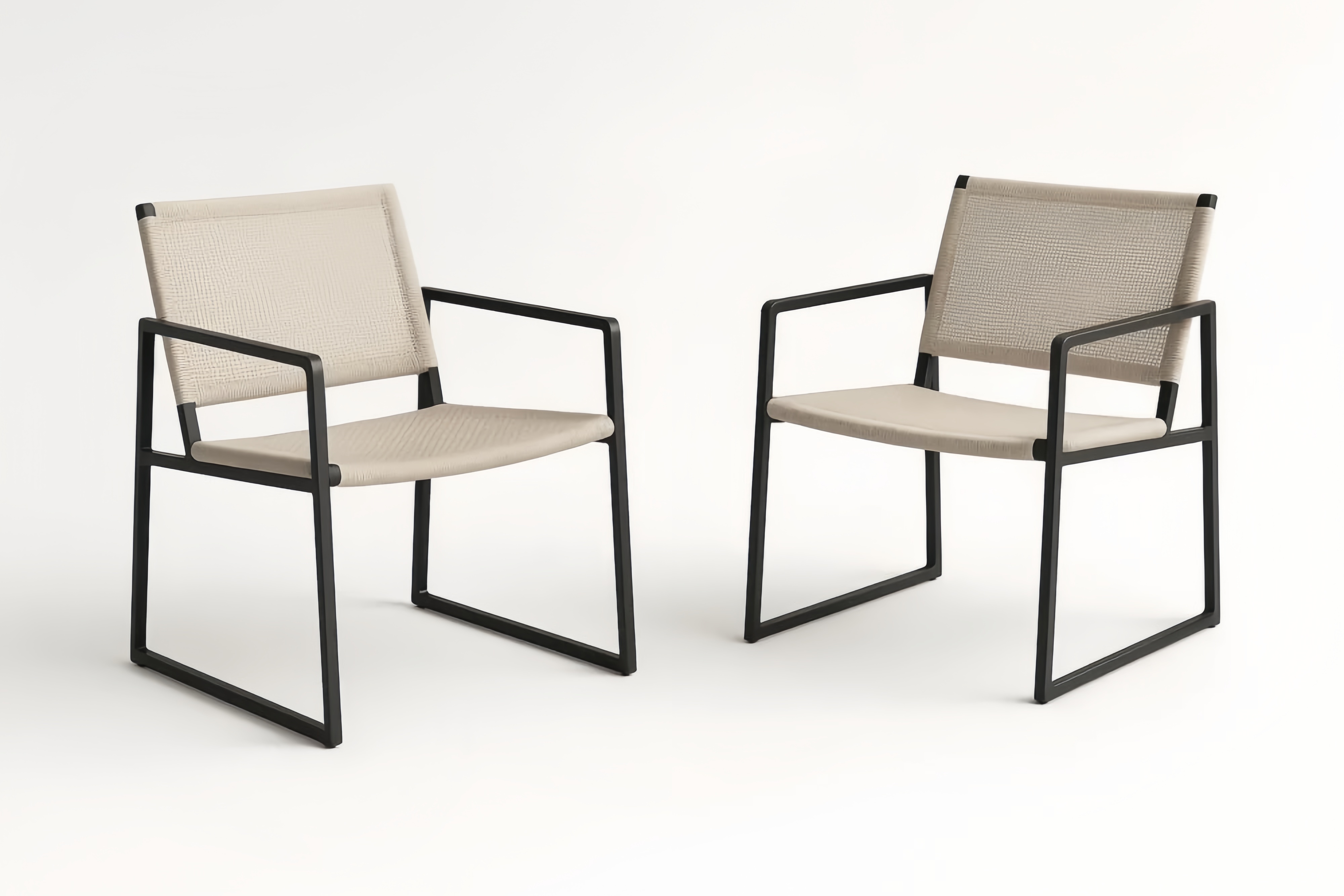 Lot de 2 chaises en textilène beige et métal noir