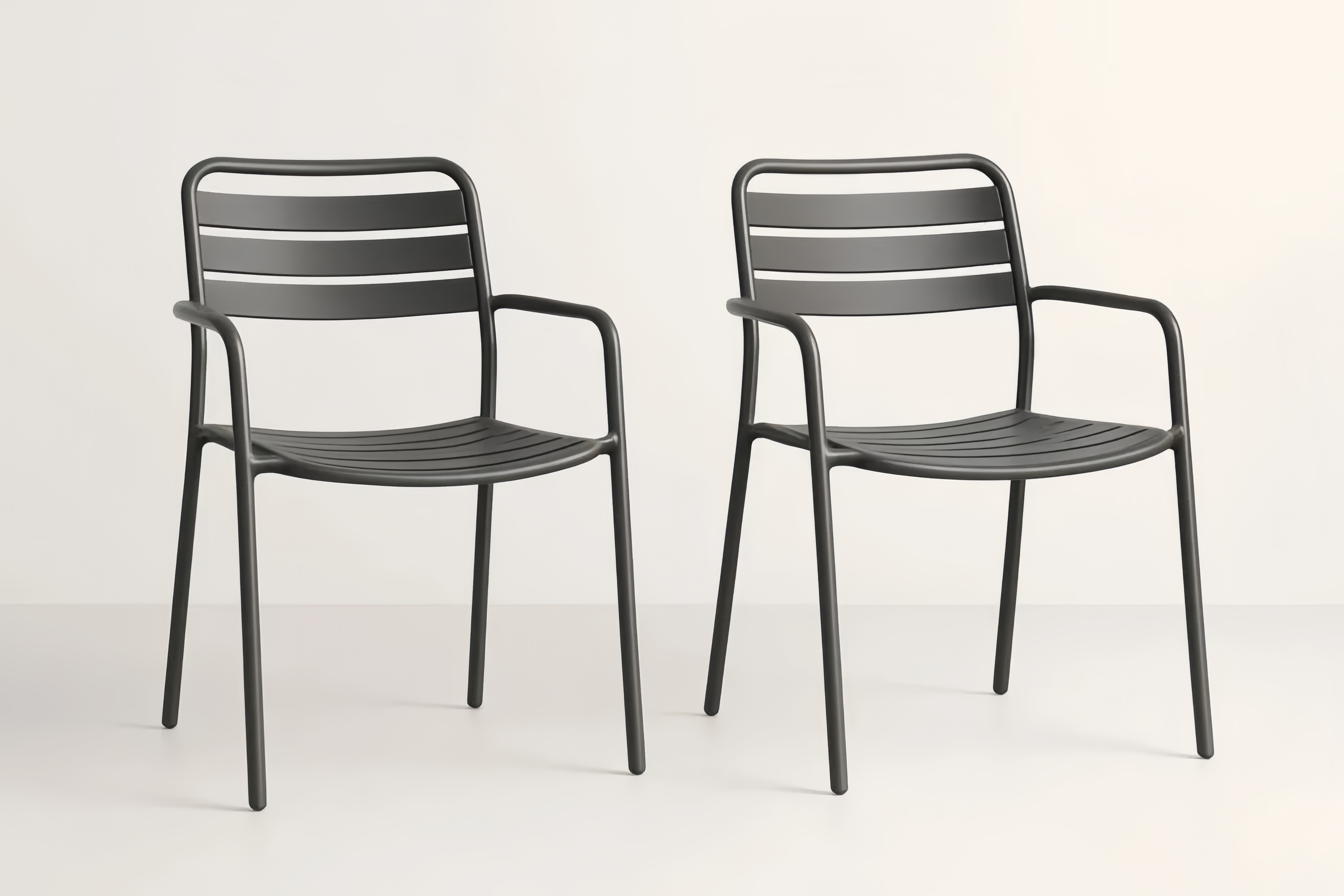 Chaises empilables en aluminium avec accoudoirs