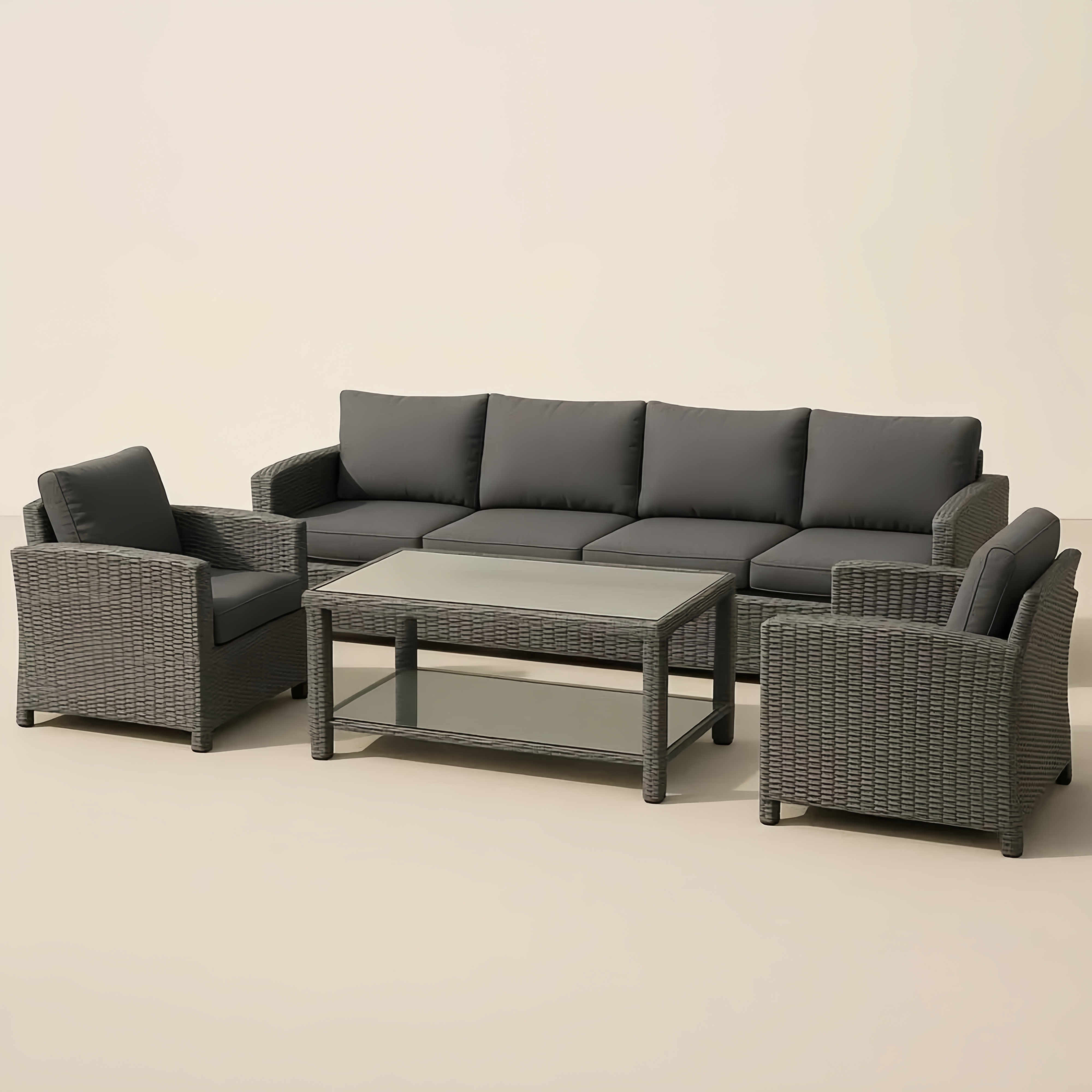 Ensemble de salon de jardin en résine tressée gris avec coussins en polyester et table basse en verre